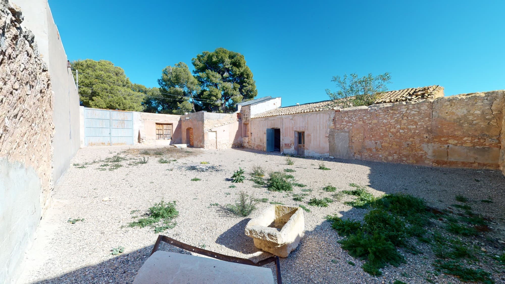 Preciosa finca con patio propio para reformar en el bonito pueblo de Torre del Rico con vistas a la plaza del pueblo. Actualmente aquí hay 2 dormitorios y espacio para el baño, un salón con una chimenea original y una antigua bodega grande para convertir. La propiedad también se beneficia de una terraza en la azotea y una zona de jardín vallada. El acceso a la propiedad es a través de una carretera asfaltada. Tenemos un video sobre el plano de planta disponible, haga clic en la pestaña VER VIDEO arriba. Somos especialistas en la Costa Blanca y Costa Cálida con especialización en las regiones del Interior de Alicante y Murcia con especial énfasis en Elda, Pinoso, Aspe, Elche y alrededores. Somos una empresa establecida, bien conocida y de confianza que ha construido una sólida reputación entre compradores y vendedores desde que comenzamos a operar en 2004. Ofrecemos un servicio completo sin cargos ocultos ni sorpresas, desde el abastecimiento de la propiedad hasta su finalización. y un servicio postventa inigualable que incluye administración de propiedades, servicios de construcción y ayuda y asesoramiento general para hacer de su nueva casa un hogar. Con una cartera de más de 1400 propiedades en venta, estamos seguros de que podemos ayudarlo, así que háganos saber su propiedad preferida, presupuesto y ubicación, y nosotros haremos el resto.
