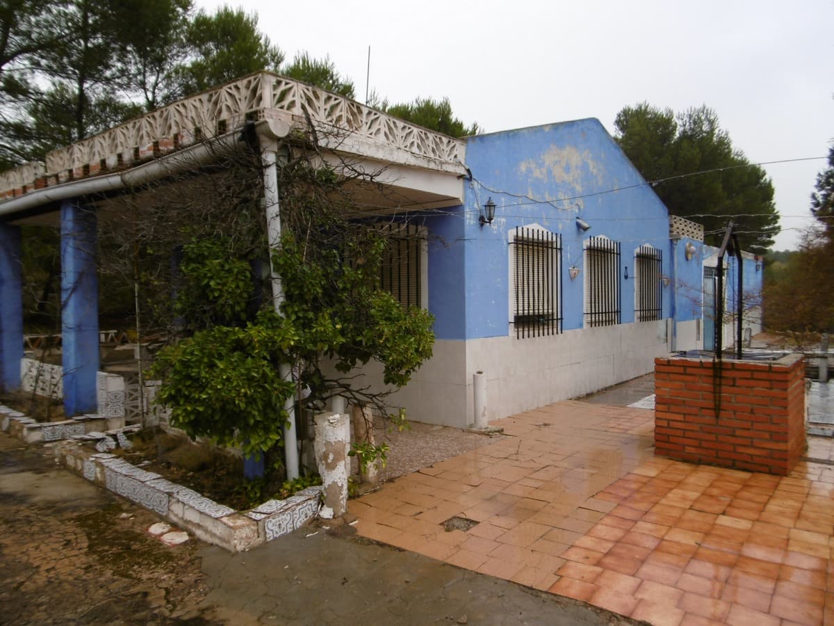 Casa de campo ubicada en Yecla. Esta casa tiene 58 metros cuadrados, con 3 dormitorios, salón con chimenea, cocina y baño. También tiene un corral y una barbacoa. Tiene una piscina de 26 m2. Está cerca de la carretera, por lo que se escucha algo de ruido, aunque esto se solucionará pronto ya que están construyendo una carretera para sustituir esta carretera. ¡Gran oportunidad! Somos especialistas en la Costa Blanca y Costa Cálida con especialización en las regiones del Interior de Alicante y Murcia con especial énfasis en Elda, Pinoso, Aspe, Elche y alrededores. Somos una empresa establecida, bien conocida y de confianza que ha construido una sólida reputación entre compradores y vendedores desde que comenzamos a operar en 2004. Ofrecemos un servicio completo sin cargos ocultos ni sorpresas, desde el abastecimiento de la propiedad hasta su finalización. y un servicio postventa inigualable que incluye administración de propiedades, servicios de construcción y ayuda y asesoramiento general para hacer de su nueva casa un hogar. Con una cartera de más de 1400 propiedades en venta, estamos seguros de que podemos ayudarlo, así que háganos saber su propiedad preferida, presupuesto y ubicación, y nosotros haremos el resto.