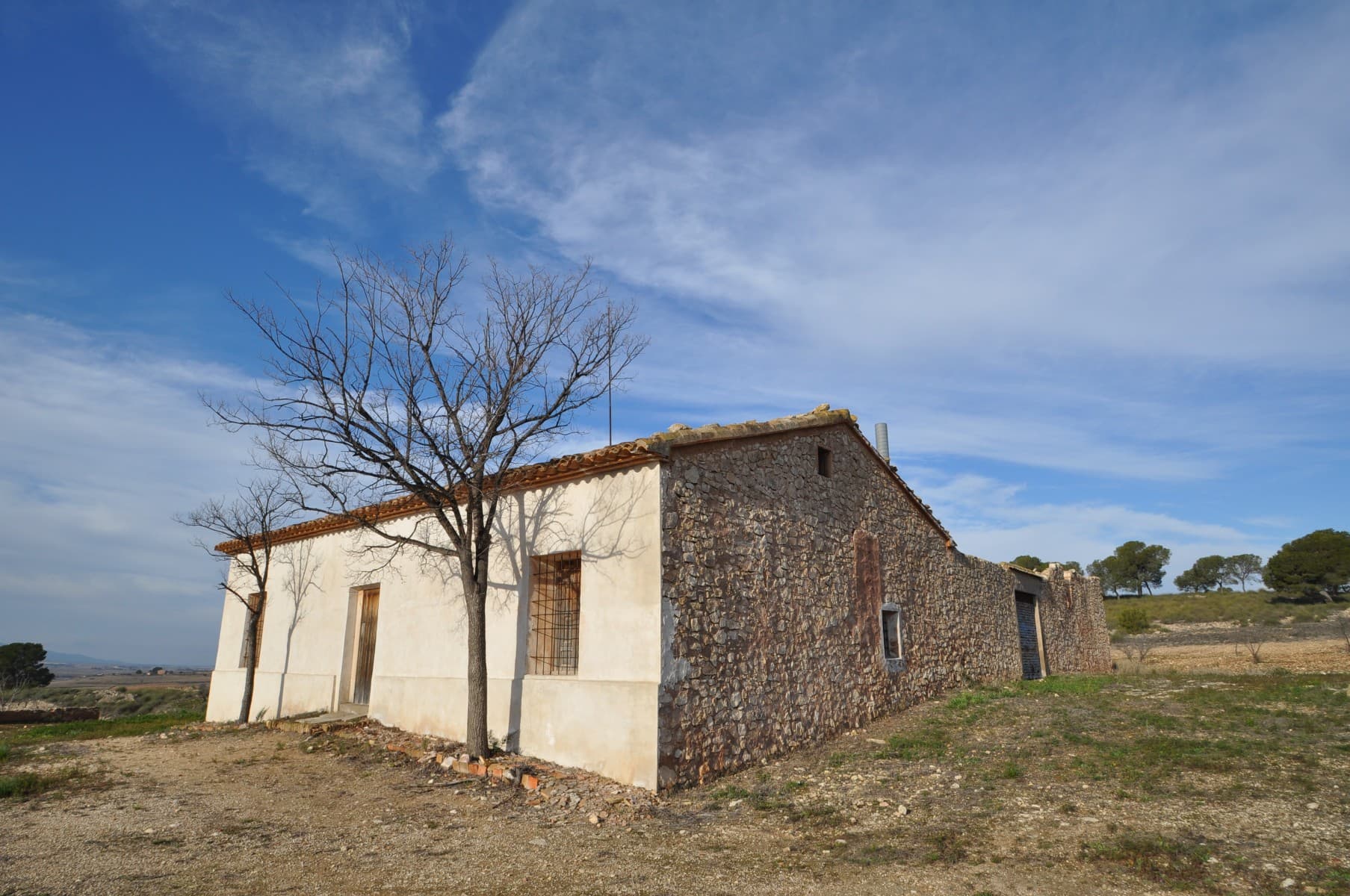 Fabulosa casa de campo ubicada a poca distancia del pueblo de Torre del Rico. Situado en una colina, esta propiedad ofrece el refugio perfecto y refugio. La propiedad en sí es enorme! Actualmente se utiliza como un fin de semana familiar y una casa de verano, necesita una buena limpieza y modernización. ¡Dicho esto, el potencial es inmenso! Si está buscando una casa tradicional española que se pueda convertir en una cama y desayuno, o algún tipo de refugio de salud, entonces esta es una propiedad ideal ya que tiene y el carácter. Cuenta con un hermoso patio interior, alojamiento separado, una hermosa terraza con vistas al patio, un gran patio, un jardín bien establecido con almendros, etc. Internamente, hay muchas características originales como suelos originales, puertas originales, etc. No ha sido mimado por una reforma moderna y es una propiedad ideal para dejar su huella. Hay vecinos alrededor, pero muy lejos, por eso la propiedad se siente muy privada y apartada. Ideal para una oportunidad de negocio también! Vistas increíbles.Somos especialistas en la Costa Blanca y Costa Cálida que se especializan en las regiones del interior de Alicante y Murcia con un énfasis particular en Elda, Pinoso, Aspe, Elche y las áreas circundantes. Somos una empresa establecida, bien conocida y confiable que ha construido una sólida reputación entre compradores y vendedores desde que comenzamos a comercializar en 2004. Ofrecemos un servicio completo sin cargos ocultos o sorpresas, comenzando con la compra de la propiedad, hasta la finalización, y un servicio posventa incomparable que incluye administración de propiedades, servicios de construcción y ayuda y consejos generales para que su nueva casa sea un hogar. Con una cartera de más de 1400 propiedades en venta, confiamos en que podemos ayudar, así que háganos saber su propiedad, presupuesto y ubicación preferidos, y nosotros haremos el resto.