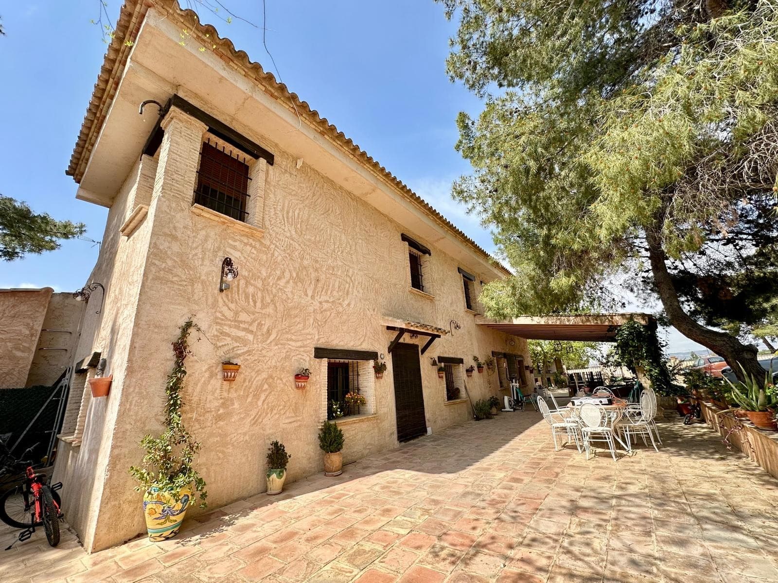 Casa de 420 m 8 habitaciones 7 baños, dos salas de estar y cocina, con calefacción, aire acondicionado, internet, piscina, barbacoa, garaje, 30, 300m nave al lado de otra casa de 100m 3 habitaciones dos baños, cocina, agua y luz. , aparte de la licencia, para hacer un pozo. La propiedad se encuentra en una parcela de 65,000m. Gran oportunidad de negocio! ¡Abre tu hostal, b & B! ¡Mucho potencial! Yecla es una ciudad ubicada aproximadamente a una hora hacia el interior desde Alicante y el aeropuerto y está construida alrededor de la industria de fabricación de muebles. Como resultado, es una ciudad rica que tiene una gran población de aproximadamente 38,000 personas y como resultado tiene una variedad de tiendas, bares, restaurantes, muchos supermercados para elegir y buenas escuelas. También cuenta con el hospital general para el área, así como el centro médico para citas médicas generales. Históricamente, sin embargo, también fue muy popular por sus vinos y, como resultado, hay varias bodegas grandes productoras de vino en los alrededores de la ciudad que también se venden al público en general; también hay algunos excelentes lugares de degustación de vinos y tours disponibles. Históricamente, la ciudad de Yecla tiene Monte Arabi, que es una pequeña montaña en las afueras de la ciudad y es famosa por las pinturas rupestres prehistóricas que datan de más de 10,000 años. Hay 2 mercados diarios de alimentos en Yecla y un mercado semanal los miércoles. Yecla también es famoso por la fabricación de muebles y tiene una gran cantidad de tiendas de muebles que se extienden a ambos lados de un camino de 2 millas de largo, tiene muchas opciones, es una ciudad rica debido a la industria de muebles de alto empleo. Si le gustó esta propiedad, no dude en contactarnos para organizar una visita, ¡estaremos encantados de ayudarle! Somos especialistas en la Costa Blanca y Costa Cálida, y nos especializamos en las regiones del interior de Alicante y Murcia, con un énfasis particular en Elda, Pinoso, Aspe, Elche y sus alrededores. Somos una compañía establecida, conocida y confiable que ha construido una sólida reputación entre compradores y vendedores desde que comenzamos a comerciar en 2004. Ofrecemos un servicio completo sin cargos ocultos ni sorpresas, comenzando con el abastecimiento de la propiedad, hasta su finalización, y un servicio postventa sin igual que incluye administración de propiedades, servicios de construcción y ayuda y asesoramiento generales para hacer de su nueva casa un hogar. Con una cartera de más de 1400 propiedades en venta, estamos seguros de que podemos ayudarlo, así que háganos saber su propiedad preferida, presupuesto y ubicación, y nosotros haremos el resto.
