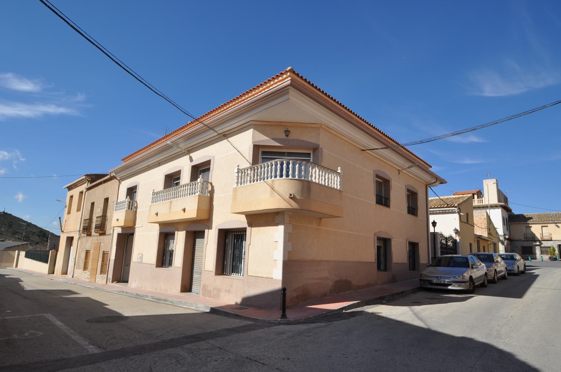 Ubicada en el corazón del encantador pueblo de La Algueña, esta gran casa de tres pisos ofrece infinitas posibilidades. Con cinco dormitorios, cuatro baños y tres salas de estar, se puede convertir fácilmente en tres apartamentos independientes. La propiedad incluye dos plazas de garaje, un generoso sótano, un espacioso patio interior con porche cubierto y una terraza. Ya sea que esté buscando una casa familiar, una inversión para alquilar o una propiedad de uso mixto, esta casa es perfecta para cualquier proyecto. Si te ha gustado esta propiedad no dudes en contactarnos para organizar una visita, estaremos encantados de ayudarte!