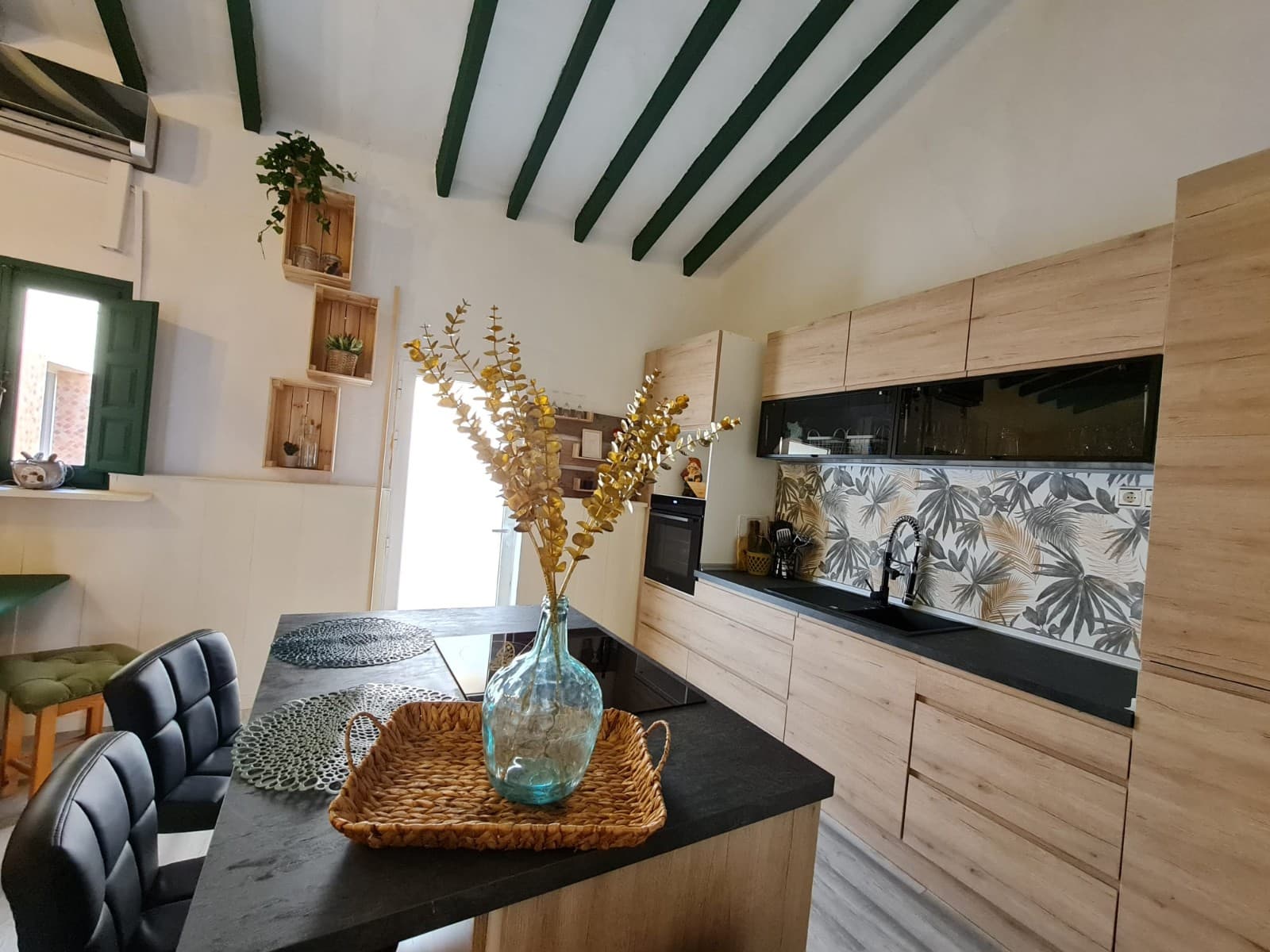 Casa adosada totalmente renovada en Algueña, idealmente ubicada a poca distancia de todos los servicios esenciales. Esta propiedad combina a la perfección un diseño moderno con características tradicionales, ofreciendo el equilibrio perfecto. Situada cerca del campo, esta casa adosada está equipada con los servicios básicos, como agua, electricidad y acceso a Internet. En el interior, encontrará una acogedora chimenea y una sala de estar de planta abierta, lo que la prepara para su ocupación inmediata. Esta casa está diseñada para su comodidad, brindando una opción fácil de "cerrar y salir", lo que la convierte en un refugio de vacaciones ideal con un mantenimiento mínimo. La propiedad cuenta con toques acogedores en todas partes y la cocina recientemente actualizada cuenta con una isla para mayor funcionalidad. En el exterior, disfrutará de un patio privado con zona de barbacoa, perfecto para el entretenimiento al aire libre. Además, un solárium con vistas panorámicas se suma al encanto de esta propiedad. Esta casa adosada ofrece un espacio habitable moderno y diseñado profesionalmente con todas las comodidades y servicios que necesita, lo que la convierte en una oportunidad atractiva para quienes buscan un estilo de vida cómodo y de bajo mantenimiento. Tenemos una gran cartera de propiedades en las zonas de la Costa Blanca y Costa Cálida, especializándonos en propiedades de campo, villas, fincas, solares edificables y opciones de diseño y construcción en las regiones de Alicante y Murcia con especial énfasis en Elda, Monovar, Pinoso, Sax. , Villena, Aspe, Fortuna, Albacete y muchas más zonas de los alrededores. Nos establecimos desde 2004 y contamos con décadas de experiencia en el equipo que aportamos para ayudarlo a encontrar y asegurar la nueva casa de sus sueños. Te ayudamos en cada paso del camino para asegurarnos de que tu compra en España sea segura y sin complicaciones. No estamos aquí para venderle una propiedad, estamos aquí para ayudarlo a realizar su sueño y encontrar lo que es adecuado para usted. Con nosotros estás en las manos más seguras. Contáctanos ahora para conversar sin compromiso sobre cómo tú también puedes hacer realidad tus sueños.