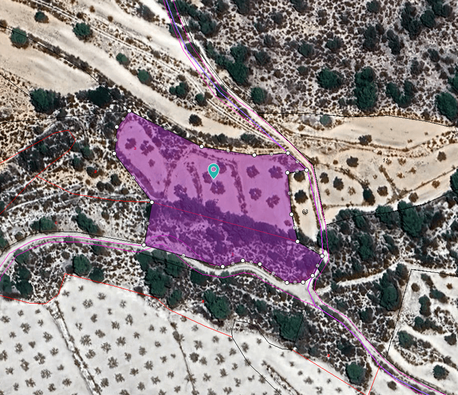 Esta parcela de 9.568 m² se encuentra a las afueras de Monóvar y está destinada exclusivamente a uso agrícola. No es edificable, pero ofrece una gran oportunidad para la agricultura, la plantación de árboles u otras actividades agrícolas. Gracias a su tamaño manejable, este terreno es ideal para agricultores aficionados, productores locales o cualquier persona que desee invertir en un terreno rural. La zona de Monóvar es conocida por sus viñedos, almendros y olivos. Es una región tranquila con una fuerte tradición agrícola, pero cerca de todos los servicios esenciales. Monóvar ofrece supermercados, restaurantes, colegios y atención médica, y se encuentra a solo 35-40 minutos de Alicante ciudad y la costa. Es una forma práctica y económica de disfrutar de la vida rural en la provincia de Alicante. Disponemos de una amplia cartera de propiedades en la Costa Blanca y la Costa Cálida, especializándonos en fincas rústicas, villas, fincas, terrenos edificables y opciones de diseño y construcción en las regiones de Alicante y Murcia, con especial énfasis en Elda, Monóvar, Pinoso, Sax, Villena, Aspe, Fortuna, Albacete y muchas otras zonas de los alrededores. Llevamos establecidos desde 2004 y nuestro equipo cuenta con décadas de experiencia para ayudarle a encontrar y asegurar la casa de sus sueños. Le acompañamos en cada paso del proceso para garantizar que su compra en España sea segura y sin complicaciones. No estamos aquí para venderle una propiedad, sino para ayudarle a hacer realidad su sueño y encontrar la propiedad perfecta para usted. Con nosotros, está en las mejores manos. Contáctenos ahora para hablar sin compromiso sobre cómo usted también puede hacer realidad sus sueños.