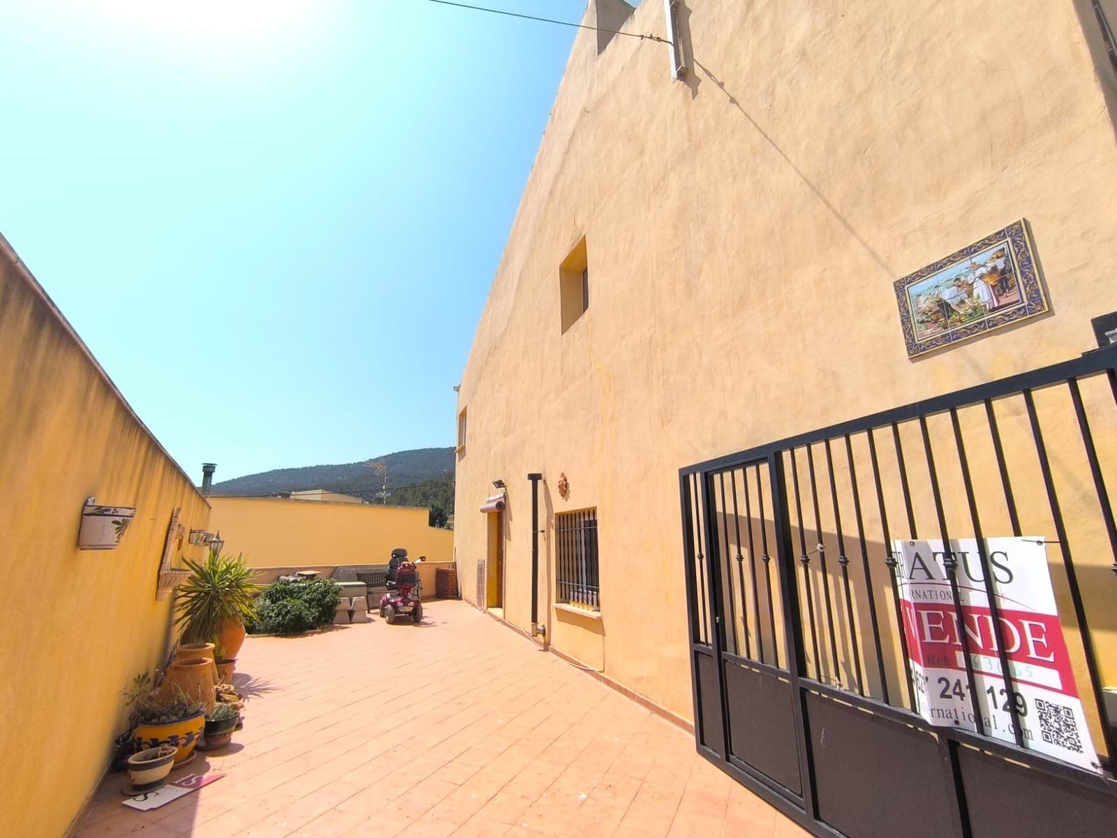 Esta espaciosa casa adosada, bien cuidada, ofrece una oportunidad única para una vida cómoda y versátil. Ubicada en un pequeño pueblo rodeado de una hermosa naturaleza, ofrece un entorno tranquilo y pintoresco, a un corto trayecto en coche de Pinoso y Monóvar. Esta casa de pueblo completamente renovada en Casas del Señor ofrece amplios espacios y modernas mejoras, conservando al mismo tiempo el encanto tradicional. La propiedad cuenta con 5 dormitorios, 2 baños y 2 salas de estar independientes, lo que ofrece flexibilidad para familias, invitados o para crear un despacho en casa. La planta baja cuenta con una cocina bien equipada, comedor, baño, dos dormitorios y una luminosa sala de estar. En esta planta también se accede a la propiedad a través de la terraza con portón eléctrico. En la planta superior, encontrará tres dormitorios adicionales, otro baño y una segunda sala de estar. La planta baja se ha convertido en una amplia zona de entretenimiento con bar, una sala diáfana ideal para reuniones y acceso a una pequeña terraza privada. La casa también cuenta con portón eléctrico, techo nuevo y sistema eléctrico mejorado, lo que la deja lista para entrar a vivir. Sobre el área: Casas del Señor es un tranquilo pueblo en el corazón de la provincia de Alicante, conocido por su entorno natural, vistas a la montaña y un ritmo de vida tranquilo. La zona es ideal para quienes buscan un entorno relajante con fácil acceso a actividades al aire libre como senderismo y ciclismo. Los servicios esenciales están cerca, con las localidades más grandes de Monóvar y Pinoso a un corto trayecto en coche. La ciudad de Alicante y el aeropuerto están a menos de una hora, lo que lo convierte en una opción conveniente a la vez que ofrece la tranquilidad de un pueblo. Disponemos de una amplia cartera de propiedades en la Costa Blanca y la Costa Cálida, especializándonos en fincas rústicas, villas, fincas, terrenos edificables y opciones de diseño y construcción en las regiones de Alicante y Murcia, con especial énfasis en Elda, Monóvar, Pinoso, Sax, Villena, Aspe, Fortuna, Albacete y muchas otras zonas de los alrededores. Llevamos establecidos desde 2004 y nuestro equipo cuenta con décadas de experiencia para ayudarle a encontrar y asegurar la casa de sus sueños. Le acompañamos en cada paso del proceso para garantizar que su compra en España sea segura y sin complicaciones. No estamos aquí para venderle una propiedad, sino para ayudarle a hacer realidad su sueño y encontrar la propiedad perfecta para usted. Con nosotros, está en las mejores manos. Contáctenos ahora para hablar sin compromiso sobre cómo usted también puede hacer realidad sus sueños.