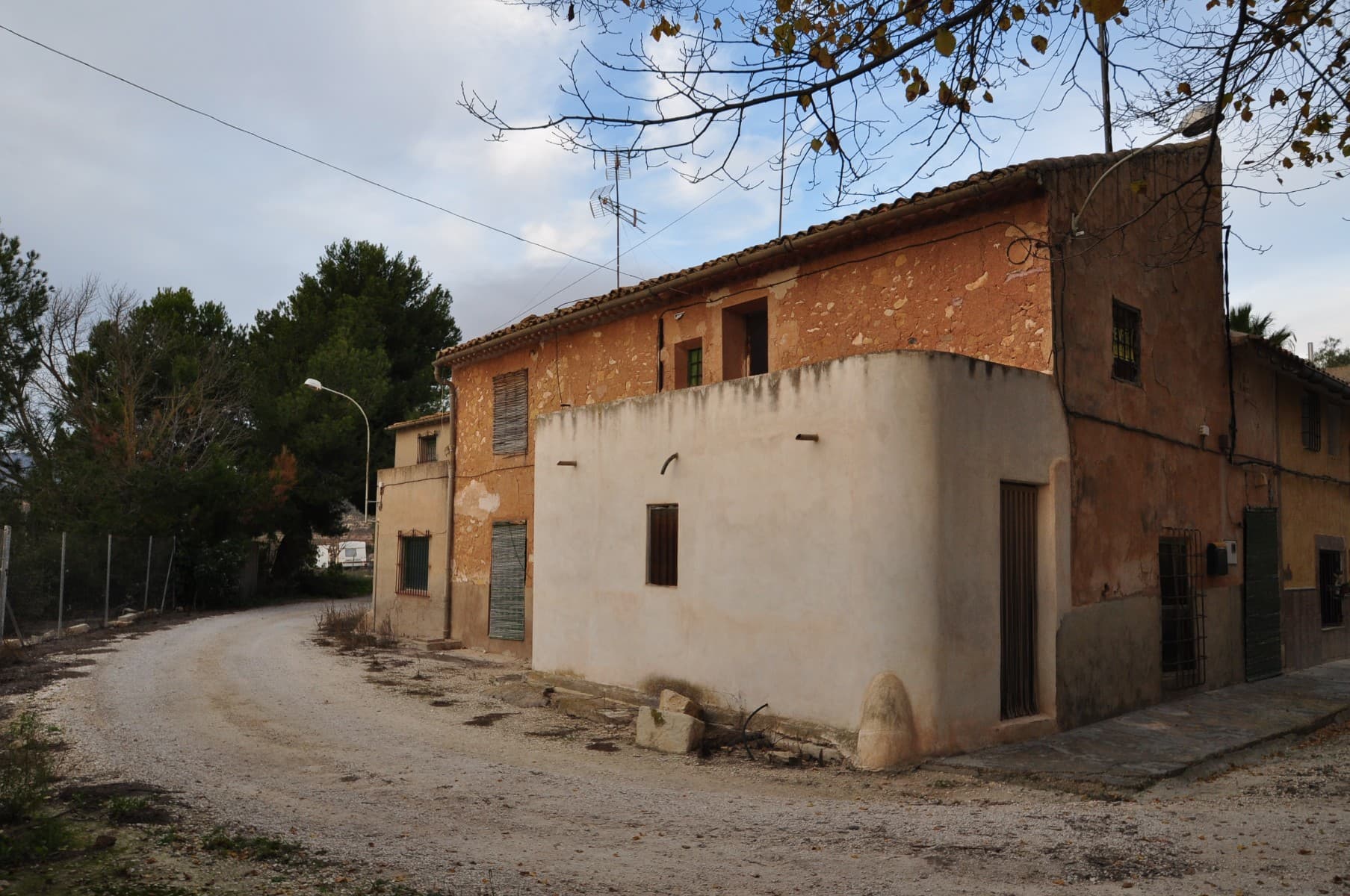 Discover this charming house in a small hamlet near Pinoso. It has a plot of 200m² where you can grow crops or create a new outdoor space. The 2-storey house has 6 bedrooms distributed between both levels, as well as two small terraces attached to the 2 superior bedrooms. With plenty of storage space, this townhouse offers the opportunity to start new projects surrounded by calm and nature.If you liked this property, do not hesitate to contact us to organize a visit, we will be happy to help you!