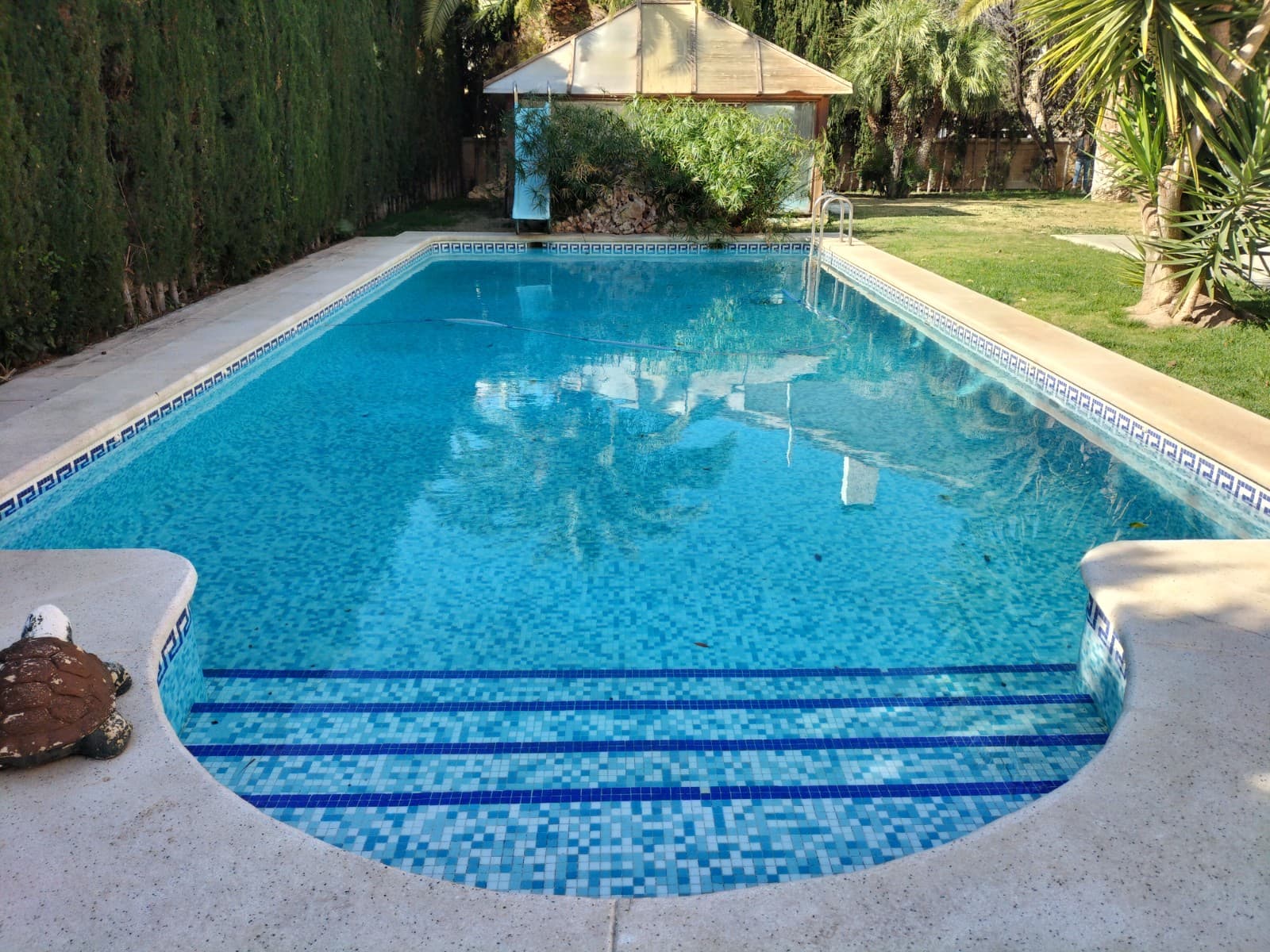 Disponemos de esta espectacular villa en venta en una de las mejores zonas de Elda. Una zona que cautivará al nuevo propietario, ya que es una ubicación privilegiada, y una zona de gran valor en terreno. Esta villa consta de una primera planta, con dos dormitorios, uno de ellos en suite con baño en suite. Cuenta con un amplio salón con salida al jardín y zona de terraza abierta, y una gran cocina también con salida al exterior; zona de lavadero y despensa además de un baño para esta misma planta. Cabe destacar la amplitud de la vivienda, y los metros en cada estancia. Todos los dormitorios de esta propiedad cuentan con armarios empotrados, o vestidor. Esta propiedad está hecha a conciencia, con materiales de primera calidad, tanto en suelos, parquet de madera, mármol en entrada y escalera, gres, ventanas de doble climatización. Sistema automático de luz y persianas. Sistema de vigilancia para apertura de puerta de entrada, y alarma. Además cuenta con zona exterior con aseo, barbacoa, zona de utensilios y caldera de gasoil. En la planta superior se encuentran dos amplios dormitorios más que dan a una gran terraza solárium para el disfrute de sus propietarios. También hay otro baño en esta planta. Cabe destacar la planta sótano, ya que sería como un anexo más a esta propiedad. Tiene un precioso salón con una enorme zona de chimenea y zona de cocina. En esta zona sin ningún problema se podría hacer un dormitorio y tener una vivienda en esta propiedad anexa. Tiene grandes ventanales, lo que da mucha luminosidad. En la cocina, también hay una despensa. Esta planta sótano también cuenta con otro baño, y acceso a la zona de garaje. La zona del garaje es impresionante, pues cuenta con un amplio espacio, para poder aprovecharlo de la mejor manera para el nuevo propietario. Tener una zona de despacho, una zona de juegos, nuevas habitaciones, etc... La zona ajardinada cuenta con una gran piscina, y zona de relax, además de parte del jardín con bonitas palmeras y plantas. Esta zona ajardinada, por sus dimensiones, permite construir una nueva vivienda en esta parcela, al tratarse de suelo urbano, con un valor a día de hoy de 250€ metro cuadrado. Imagínese el valor de la compra. Sin duda, es una propiedad para gente que valora una casa con tradición, y bien realizada. La casa ideal de tus sueños. Estaremos encantados de visitarla contigo. No dudes en contactarnos para confirmar tu visita. Quedarás encantado. NOTA: PARTE DEL TERRENO AÚN SE PUEDE CONSTRUIR SI ES NECESARIO: