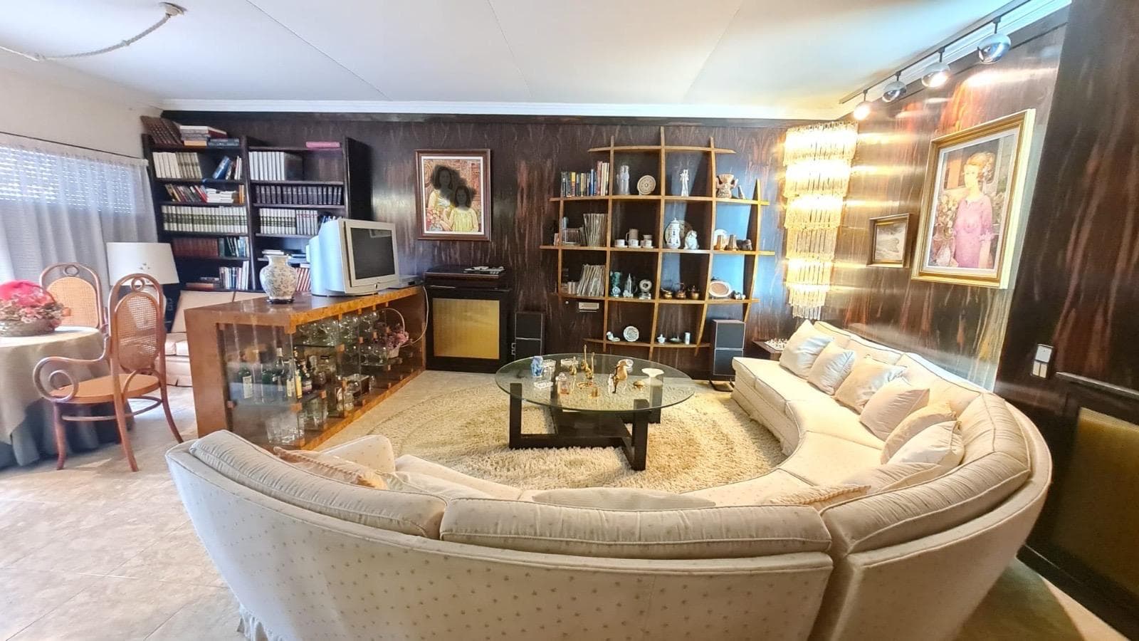 Edificio entero en venta en Elda, Alicante Esta versátil propiedad en el corazón de Elda ofrece múltiples posibilidades, ya sea que esté buscando una residencia privada, una inversión comercial o una combinación de ambas. El edificio incluye una planta baja de 150 m² actualmente utilizada como garaje y trastero pero que podría convertirse fácilmente en un local comercial. La planta entresuelo ofrece una zona de oficina de 40 m² con acceso propio y también una escalera independiente al garaje y al trastero. La primera planta tiene 130 m² y ofrece un pequeño patio, dos dormitorios (uno de ellos como sala de estar), un baño, cocina, lavadero, un amplio salón con comedor independiente y un balcón. El salón cuenta con numerosos muebles originales y personalizados, así como elementos de diseño, lo que lo convierte en un espacio verdaderamente único para relajarse y disfrutar. En la segunda planta , hay dos amplios baños y tres amplios dormitorios dobles (uno en suite y otro con balcón). En la parte superior del edificio, una terraza en la azotea de 130 m² con chimenea y sala de fiestas, es el espacio perfecto para recibir invitados mientras se disfruta de las vistas de la ciudad desde la azotea. Su distribución flexible lo hace adecuado para una vivienda familiar con posibilidades de alquiler, o para crear apartamentos independientes con uso comercial en el nivel inferior. Gran oportunidad de inversión. Llámenos ahora para concertar una visita. Sobre el área Ubicada cerca de la plaza Castelaar, a poca distancia de tiendas, restaurantes y bares, esta propiedad ofrece todas las comodidades de la vida urbana. Elda es una ciudad vibrante, conocida por su industria del calzado, sus eventos culturales y sus excelentes conexiones de transporte, incluyendo un rápido acceso a la autovía A-31. Alicante ciudad y el aeropuerto están a menos de 30 minutos, lo que la convierte en una ubicación ideal tanto para vivir como para invertir. Disponemos de una amplia cartera de propiedades en la Costa Blanca y la Costa Cálida, especializándonos en fincas rústicas, villas, fincas, terrenos edificables y opciones de diseño y construcción en las regiones de Alicante y Murcia, con especial énfasis en Elda, Monóvar, Pinoso, Sax, Villena, Aspe, Fortuna, Albacete y muchas otras zonas de los alrededores. Llevamos establecidos desde 2004 y nuestro equipo cuenta con décadas de experiencia para ayudarle a encontrar y asegurar la casa de sus sueños. Le acompañamos en cada paso del proceso para garantizar que su compra en España sea segura y sin complicaciones. No estamos aquí para venderle una propiedad, sino para ayudarle a hacer realidad su sueño y encontrar la propiedad perfecta para usted. Con nosotros, está en las mejores manos. Contáctenos ahora para hablar sin compromiso sobre cómo usted también puede hacer realidad sus sueños.