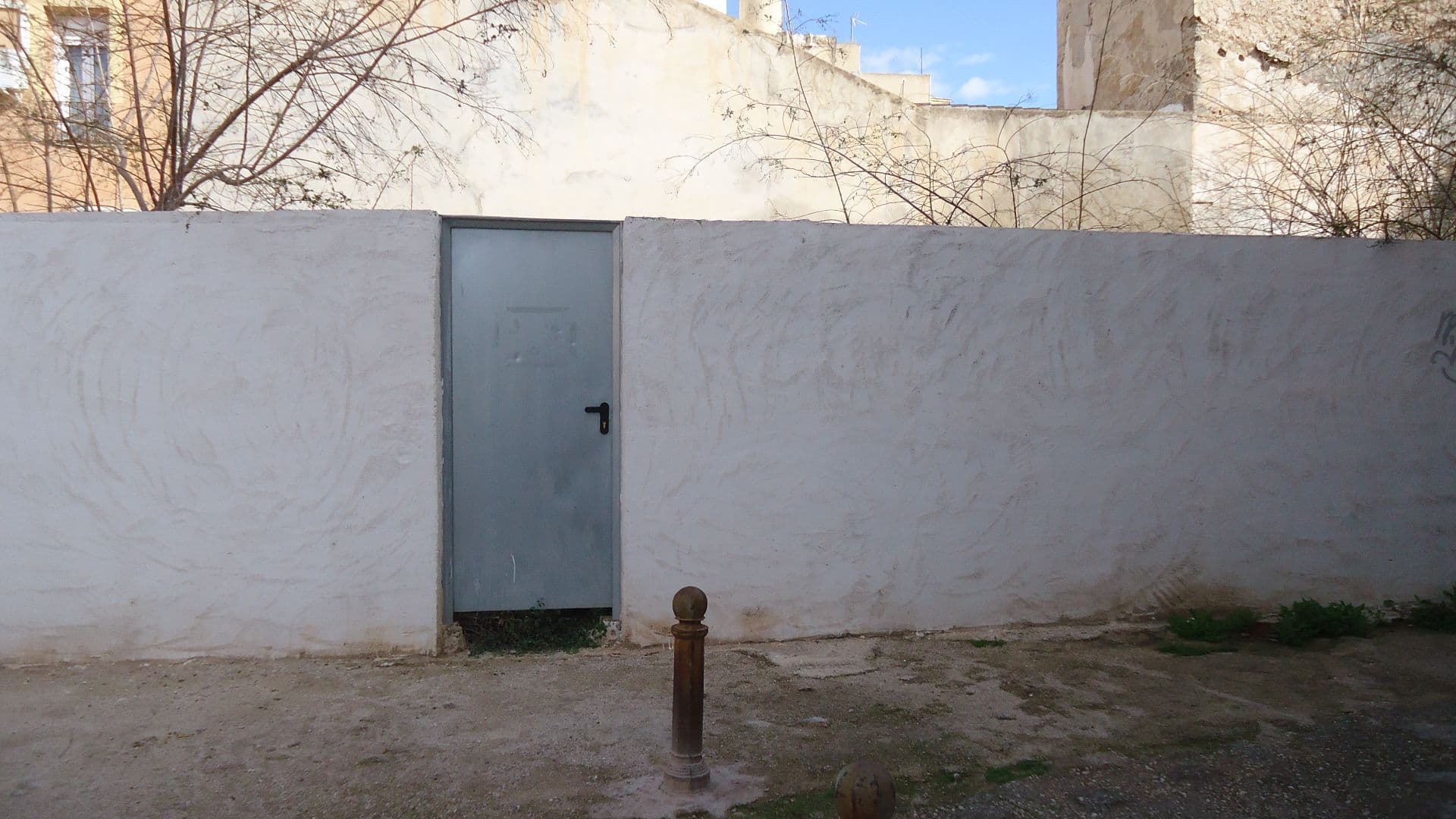 Located in the center of Monóvar, Alicante, this urban plot offers a great opportunity to build a home or commercial project in a prime location. With the possibility to construct up to two floors plus a ground floor, it allows for a flexible design tailored to your needs.Its proximity to shops, services, and local attractions makes this plot an excellent choice for both investors and those looking to establish themselves in the heart of this charming town.If you liked this property, do not hesitate to contact us to organize a visit, we will be happy to help you!