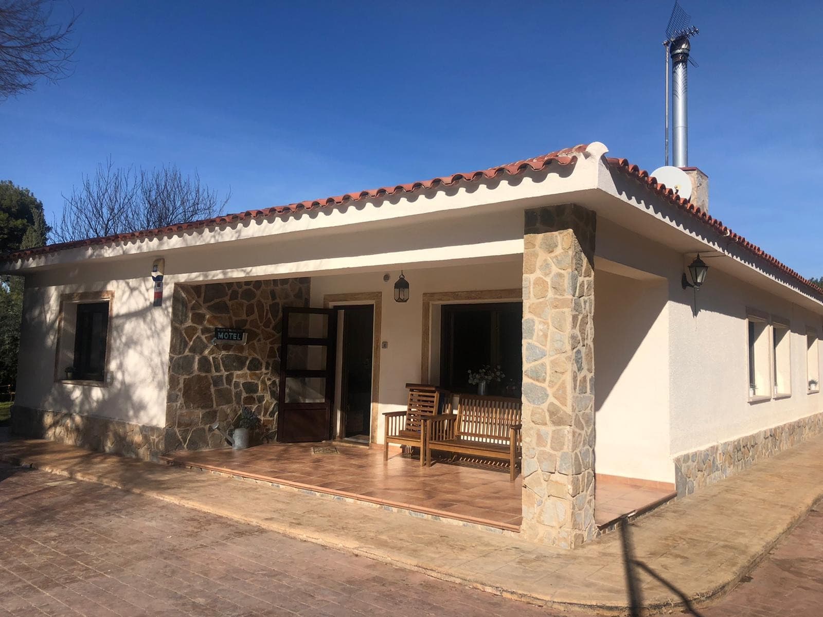 We have for sale a privileged villa, in the best area of Elda, and more valued in price. It is a quiet area and surrounded by fabulous chalets and residential area. The land is urban, so the price. You are paying 250E/M2 in this area. That's why its great value. It has a great well-kept garden, with excellent renovated pool with islands, and massage jets, as well as barbecue. It is worth noting its outdoor furniture, Balinese bed-Its interior is well decorated and top quality finishes. It is worth highlighting its guest house, with its own kitchenette, bathroom, and living area. The entire property has wooden beams and heating. In its garden there is a tennis court, to the delight of its owners. Garage space for four vehicles. It is an excellent property to live, demanding as will the new owner who wants to buy. Do not hesitate, and come and visit it, it is a great property. We're waiting for you. We specialize in Costa Blanca and Costa Calida, specializing in the regions of the interior of Alicante and Murcia,with a particular emphasis on populations such as Elda, Pinoso, Aspe, Elche, and surrounding areas.We are a well-established company, well known, and of great confidence that has built a solid reputation between buyers and sellers since we started marketing in 2004.We offer a complete service with no hidden charges, no surprises, starting with the purchase of the property, until the end, and An unparalleled after-sales service, including property management, construction and help services, and general advice to make your new home a home.With a portfolio of more than 1400 properties, we fully trust thatt we can help you. Let us get your property, budget and location Ideal, and we'll do the rest.