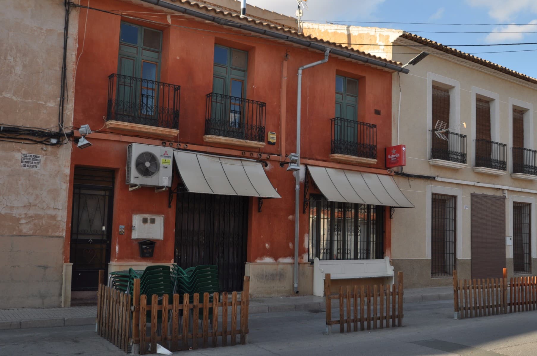 Una oportunidad de negocio fantástico. Esta casa de campo ha sido restaurada en un estilo tradicional español y situado en una ubicación central en Pinoso a poca distancia de todos los servicios. Arriba hay un dormitorio principal con baño, una habitación con baño, una amplia cocina, sala de estar y en el entresuelo hay un espacio de oficina. En la planta baja está siendo corrió como un bar donde hay una gran cocina, un amplio bar y comedor. Hay otros 2 salas de comedor que también podrían ser utilizados para eventos privados, si es necesario. "Snugs adicionales y un amplio garaje que actualmente está siendo utilizado para el almacenamiento, sino también da acceso a la sala de arriba, que podría ser utilizado como un anexo para invitados