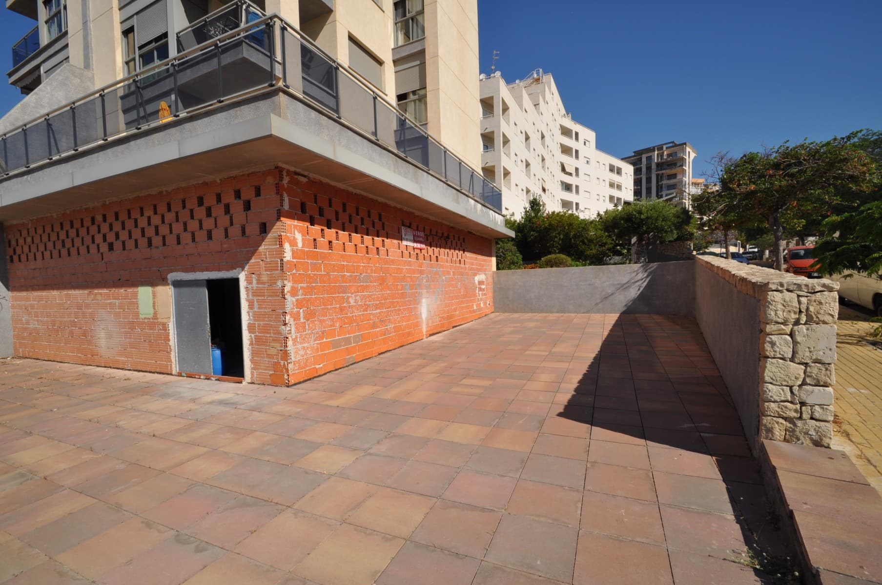 If you think to open a new business in Spain, this new commercial area to be finished in Calpe, suitable for opening a bar, a restaurant o a small supermarket.At 300 meters from a beautiful beach in a quiet residential area, walking distance to the medical centre and to the centre of Calpe. From the terrace there's a beautiful view to the sea.The local is around 90sqm, there's a storage room, the installation for the kitchen and bath. The beautiful terrace measures 180sqm.There are also 2 parking space included in the property. All facilities are available but none are connected at the moment.