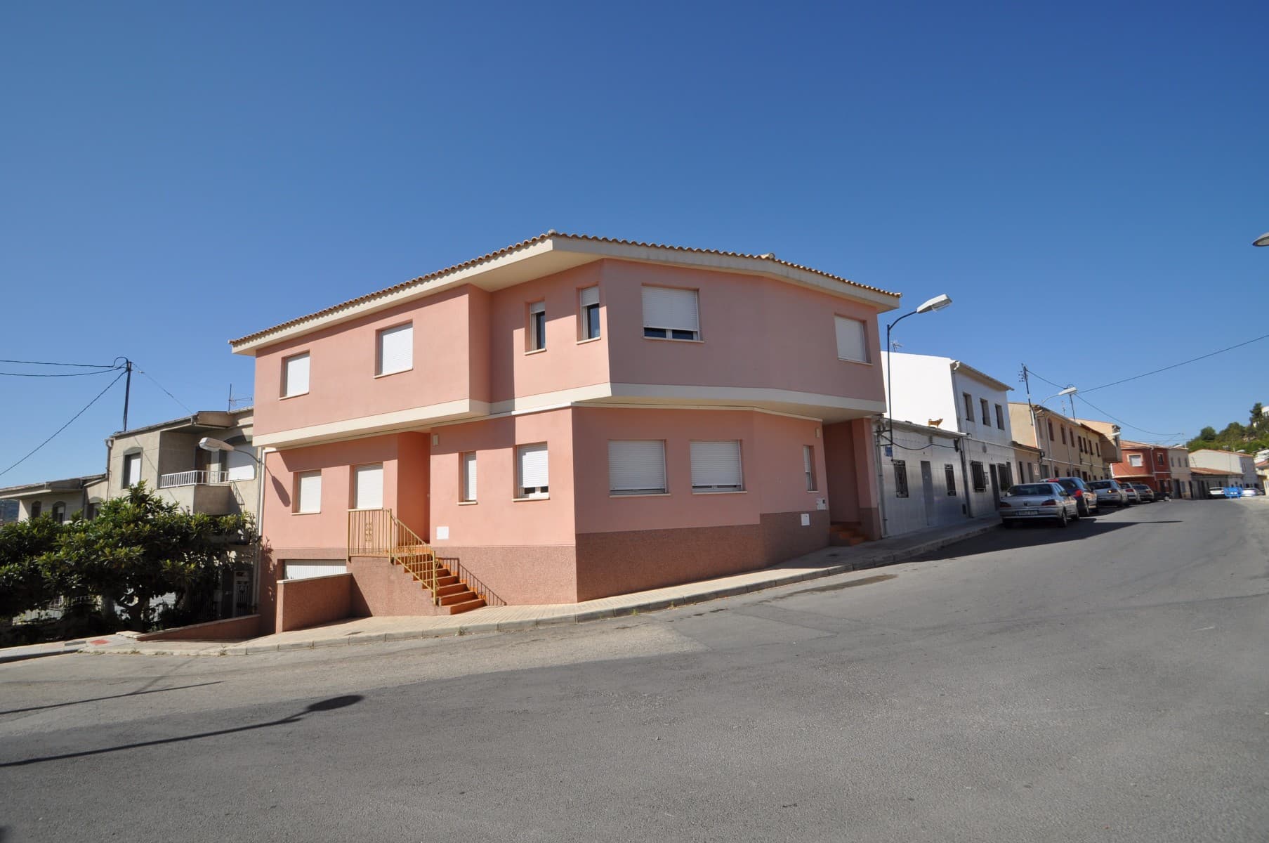 Nueva casa adosada en IBI, a 5 minutos a pie del centro y Townhall.Las vistas son sobre las montañasAmplio espacio de vida, 3 dormitorios grandes y un baño arriba, un salón y un baño en el nivel inferior, además de la cocina con comedor, en 2 niveles más en el sótano hay un garaje para 2 coches.En una zona muy tranquila y al mismo tiempo a 5 minutos a pie del centro del pueblo. Ideal para vivir en el centro de IBI, donde puedes tener todas las instalaciones como supermercados, escuelas, piscina.Y si necesita más espacio tampoco, existe la posibilidad de tener la segunda parte de la casa, así que básicamente puede tener una gran casa para 2 familias en el mismo edificio.Somos especialistas en la Costa Blanca y Costa Cálida que se especializan en las regiones del interior de Alicante y Murcia con un énfasis particular en Elda, Pinoso, Aspe, Elche y las áreas circundantes. Somos una empresa establecida, bien conocida y confiable que ha construido una sólida reputación entre compradores y vendedores desde que comenzamos a comercializar en 2004. Ofrecemos un servicio completo sin cargos ocultos o sorpresas, comenzando con la compra de la propiedad, hasta la finalización, y un servicio posventa incomparable que incluye administración de propiedades, servicios de construcción y ayuda y consejos generales para que su nueva casa sea un hogar. Con una cartera de más de 1400 propiedades en venta, confiamos en que podemos ayudar, así que háganos saber su propiedad, presupuesto y ubicación preferidos, y nosotros haremos el resto.