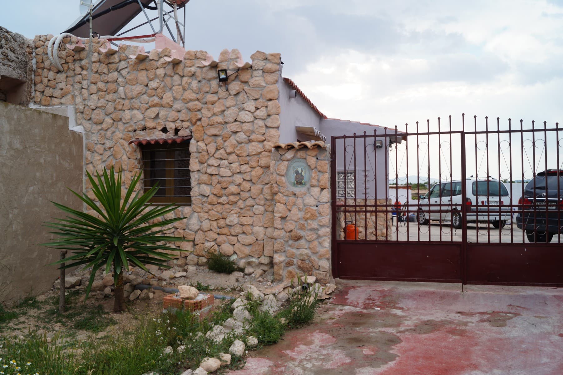 En la zona de la Rambleta, en Monóvar, encontramos esta casa de campo, reformada y restaurada por sus propietarios. Coqueto, y bien estructurado, tenemos un solo piso, donde la cocina abierta conduce a una sala abovedada. Tiene dos dormitorios y baño renovado- Toda su estructura de techo, está remodelada y bien hecha, con aislamiento y tela térmica, y nuevas tejas. Tiene paneles solares, para toda la electricidad de la luz, así como para agua caliente. inversión que los propietarios dejan a los compradores de esta propiedad. Tiene una parcela de aproximadamente 200 metros, adyacente a la casa. Y en pocos minutos a la casa, una parcela de 5600 metros, con campo de almendros para su negociación en cooperativa. Zona muy tranquila, y buenos vecinos alrededor. A pocos minutos a pie mini pueblo, que incluye la capilla. Una zona de placer para vivir con tranquilidad y tranquilidad. Se encuentra a solo 12 km de Monóvar, ya 10 km de Pinoso, lo que lo convierte en un enclave perfecto. Tiene servicio de Hipermercados, que puede llevarte la canasta de compras, como visita del panadero, pescadero, y frutero, para la demanda de los vecinos ... Todo fue un éxito en este caso. Agua de riego, económica. También debe poder encender la luz eléctrica, sin problema. Ahora se suministra con luz solar en su totalidad.Un área para ser feliz, tranquilo, pacífico y natural.Nos especializamos en Costa Blanca y Costa Cálida, especializándonos en las regiones del interior de Alicante y Murcia, con un énfasis particular en poblaciones como Elda, Pinoso, Aspe, Elche y las áreas circundantes. Somos una empresa bien establecida, conocida y de gran confianza que se ha forjado una sólida reputación entre compradores y vendedores desde que comenzamos a comercializar en 2004. Ofrecemos un servicio completo sin cargos ocultos, sin sorpresas, comenzando con la compra de la propiedad, hasta el final, y un servicio postventa incomparable, que incluye servicios de administración de propiedades, construcción y ayuda, y consejos generales para hacer de su nuevo hogar un hogar. Con una cartera de más de 1400 propiedades, confiamos plenamente en que podemos ayudarlo. Permítanos obtener su propiedad, presupuesto y ubicación Ideal, y nosotros haremos el resto.pacífico y natural