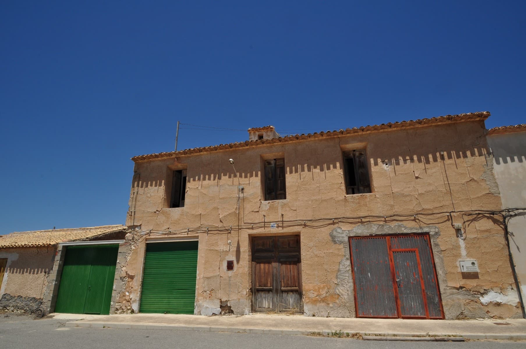 Impressive house of 297 square meters, in a quiet area of Jumilla. The house has 2 floors, and originally had 5 rooms, of which follows the structure, It is an ideal project for those who want to enable the house of their dreams to your liking.If you liked this house, do not hesitate to contact us to arrange a visit, we will be happy to help you!We are specialists in the Costa Blanca and Costa Calida specialising in the Alicante and Murcia Inland regions with a particular emphasis on Elda, Pinoso, Aspe, Elche and surrounding areas. We are an established, well known and trusted company that has built a solid reputation amongst buyers and sellers since we began trading in 2004. We offer a complete service with no hidden charges or surprises, starting with sourcing the property, right through to completion, and an unrivalled after sales service which includes property management, building services, and general help and advice to make your new house a home. With a portfolio of well over 1400 properties for sale, we are confident that we can help, so just let us know your preferred property, budget and location, and we will do the rest.