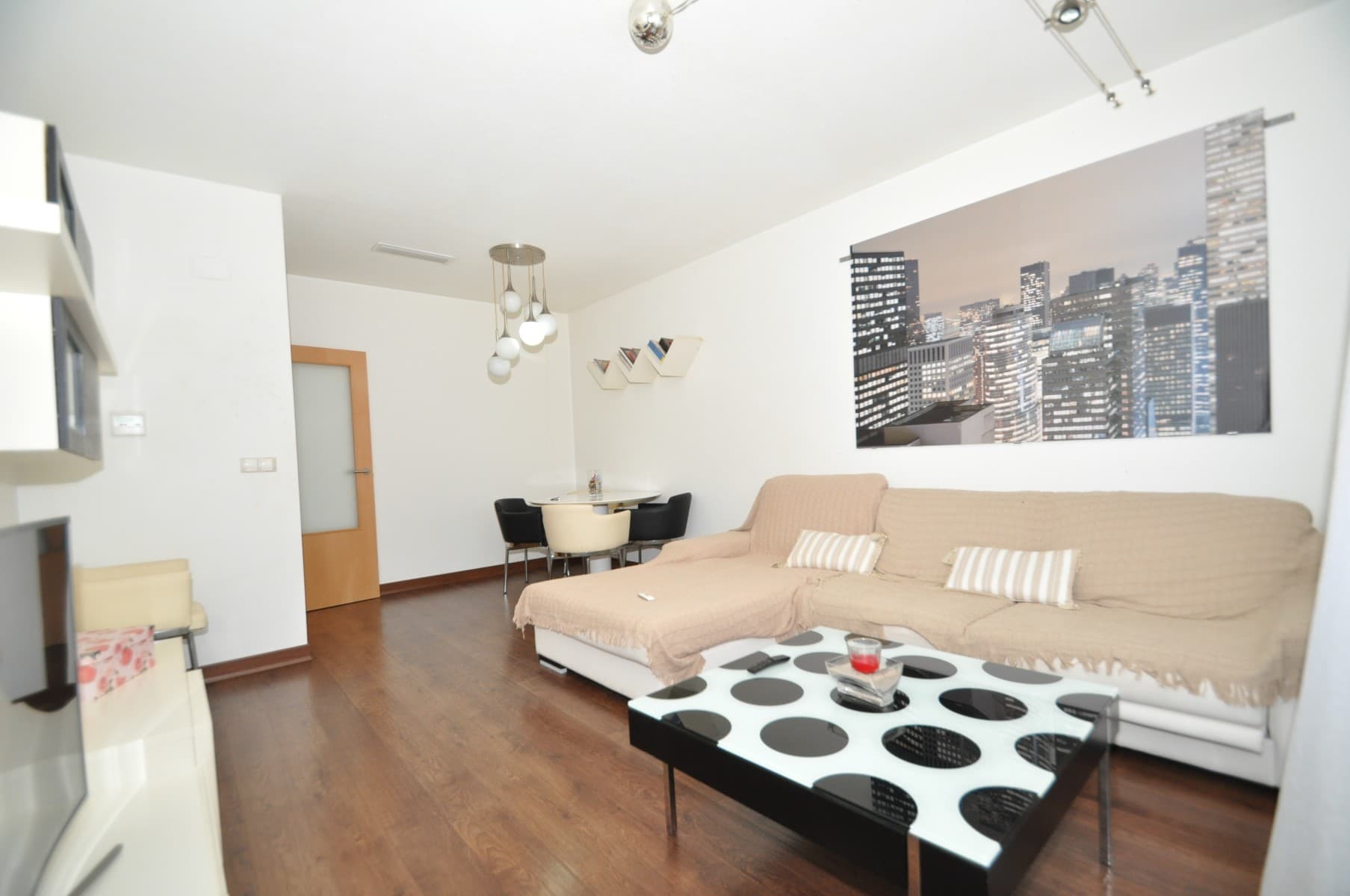 Hermoso apartamento con hermosa decoración en la ciudad de Sax! Sax es una ciudad muy tranquila, pero donde encontrará todo lo que necesita. Con buen y rápido acceso a la autopista a Alicante, playas, aeropuerto ... Este hermoso apartamento tiene 91 metros cuadrados distribuidos en una gran sala de estar, una cocina de buen tamaño, 2 dormitorios grandes y 2 baños completos, uno con ducha y otros con bañera. . Cuenta con aire acondicionado en toda la casa y se entrega como se muestra en las fotos, con electrodomésticos y muebles de primera calidad.La casa tiene un patio pequeño y hermosas vistas de las montañas, como se puede ver en las fotos. También dispone de un garaje de 24 metros cuadrados y un trastero de 11 metros cuadrados.Somos especialistas en la Costa Blanca y Costa Calida especializados en las regiones del interior de Alicante y Murcia, con un énfasis particular en Elda, Pinoso, Aspe, Elche y las zonas circundantes. Somos una empresa reconocida, reconocida y confiable que ha construido una sólida reputación entre compradores y vendedores desde que comenzamos a comercializar en 2004. Ofrecemos un servicio completo sin cargos ocultos ni sorpresas, comenzando con la adquisición de la propiedad, hasta su finalización. y un servicio de postventa incomparable que incluye administración de propiedades, servicios de construcción y ayuda y consejos generales para hacer de su nueva casa un hogar. Con una cartera de más de 1400 propiedades en venta, confiamos en que podemos ayudarlo, así que háganos saber su propiedad, presupuesto y ubicación preferidos, y nosotros haremos el resto.