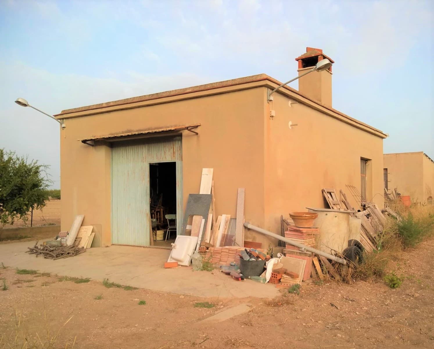 Gran terreno listo para construir de 12.000 m2, a unos 5 minutos en coche del pueblo de Aspe y a menos de 5 minutos en coche de Hondón de los Nieves, fácil acceso desde la carretera en una ubicación privilegiada, la red eléctrica y el agua están conectados, además hay son 2 edificios con un m2 combinado de aproximadamente 120 m2 perfectos para convertir en espacios habitables etc... el lugar perfecto para construir la casa de sus sueños bajo el sol. Somos especialistas en la Costa Blanca y Costa Cálida con especialización en las regiones del Interior de Alicante y Murcia con especial énfasis en Elda, Pinoso, Aspe, Elche y alrededores. Somos una empresa establecida, bien conocida y de confianza que ha construido una sólida reputación entre compradores y vendedores desde que comenzamos a operar en 2004. Ofrecemos un servicio completo sin cargos ocultos ni sorpresas, desde el abastecimiento de la propiedad hasta su finalización. y un servicio postventa inigualable que incluye administración de propiedades, servicios de construcción y ayuda y asesoramiento general para hacer de su nueva casa un hogar. Con una cartera de más de 1400 propiedades en venta, estamos seguros de que podemos ayudar, así que háganos saber su propiedad preferida, presupuesto y ubicación, y nosotros haremos el resto.