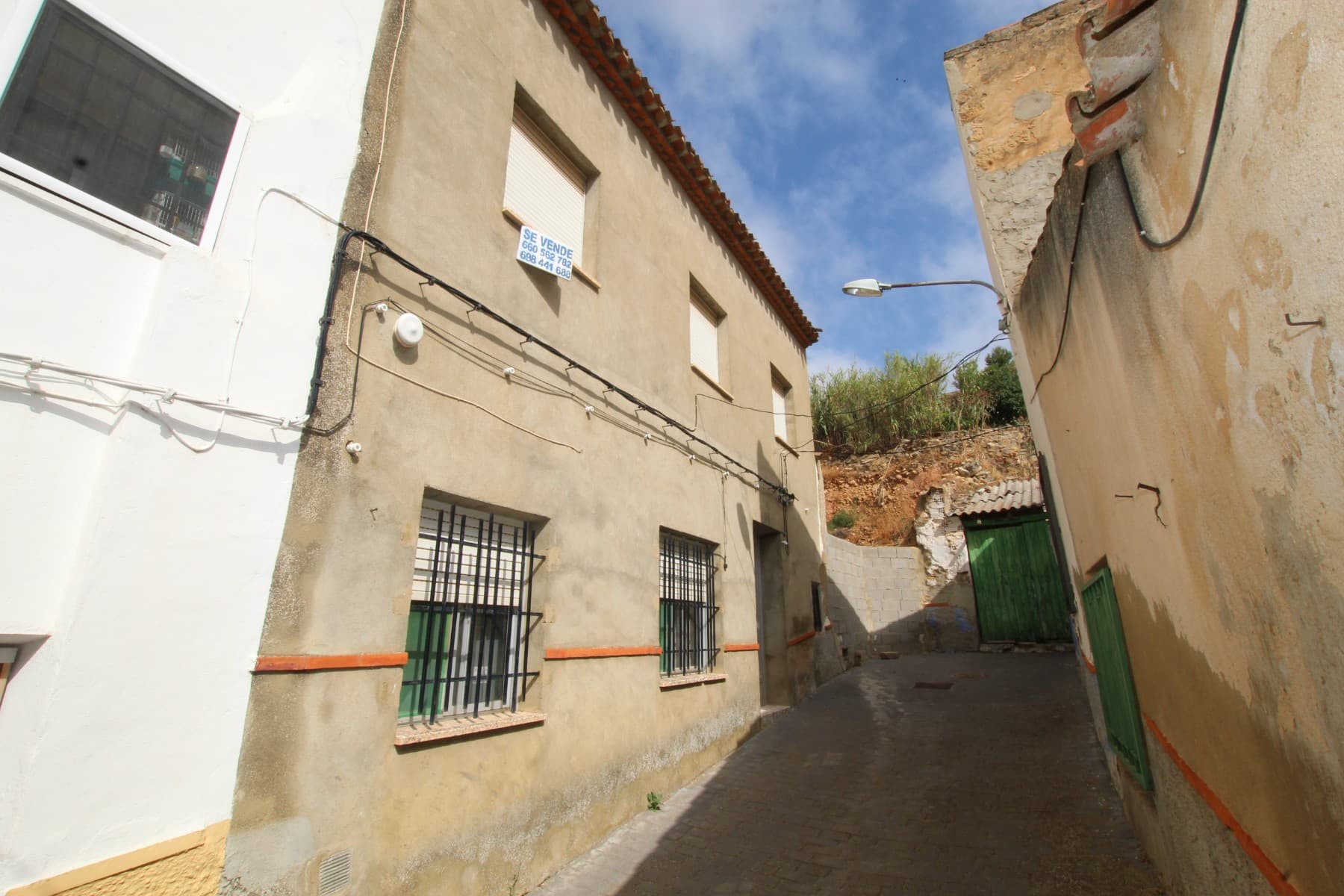 Encantadora casa de pueblo grande a poca distancia de todas las instalaciones en el animado pueblo de Higueruela. La casa es estructuralmente muy sólida y está lista para mudarse y, sin embargo, el precio de venta definitivamente deja espacio para alguna modernización si se desea. La planta baja consta de recibidor, salón, cocina con comedor independiente, además de un dormitorio y un patio de luz. La primera planta cuenta con cuatro dormitorios dobles y un gran trastero que se puede convertir fácilmente en un dormitorio y/o baño adicional. Hay una sala de almacenamiento/barbacoa separada al otro lado del camino. El agradable pueblo ofrece varios restaurantes, dos supermercados, dos panaderías y una farmacia, y está rodeado de una hermosa naturaleza que espera ser explorada a pie o en bicicleta. Disponemos de una amplia cartera de propiedades en las zonas de la Costa Blanca y la Costa Cálida , especializándonos en fincas rústicas, villas, fincas , solares edificables y opciones de diseño y construcción en las regiones de Alicante y Murcia, con especial énfasis en Elda, Monovar , Pinoso , Sax , Villena , Aspe , Fortuna , Albacete y muchos más alrededores. Hemos estado establecidos desde 2004 y tenemos décadas de experiencia entre el equipo que aportamos para ayudarlo a encontrar y asegurar la nueva casa de sus sueños . Te ayudamos en cada paso del camino para asegurarnos de que tu compra en España sea segura y sin complicaciones. No estamos aquí para venderle una propiedad, estamos aquí para ayudarlo a realizar su sueño y encontrar lo que es adecuado para usted. Con nosotros estás en buenas manos . Contáctenos ahora para tener una charla sin compromiso sobre cómo usted también puede realizar sus sueños.