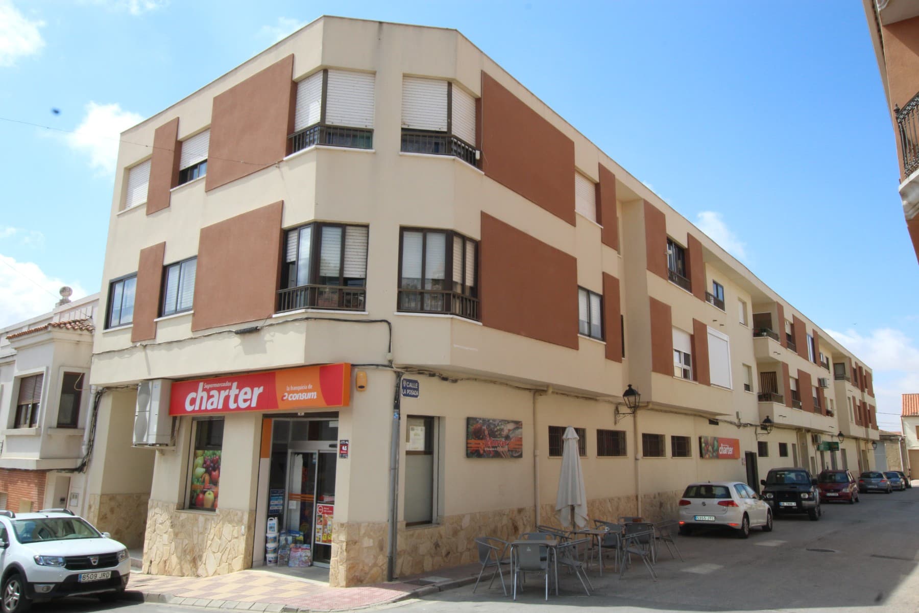 Apartamento amplio y luminoso en el último piso (segundo piso) en buenas condiciones en el centro del encantador pueblo de Higueruela, a poca distancia de todas las instalaciones. Este apartamento bien cuidado está parcialmente amueblado y tiene una sala de estar con estufa de pellets y un pequeño balcón, una cocina moderna con lavadero y trastero separados, 3 dormitorios, 1 baño con ducha grande y un aseo separado. El acogedor pueblo ofrece varios restaurantes, dos supermercados, una farmacia y mucho más y está rodeado de una hermosa naturaleza que espera ser descubierta a pie o en bicicleta. Disponemos de una amplia cartera de propiedades en las zonas de la Costa Blanca y la Costa Cálida , especializándonos en fincas rústicas, villas, fincas , solares edificables y opciones de diseño y construcción en las regiones de Alicante y Murcia, con especial énfasis en Elda, Monovar , Pinoso , Sax , Villena , Aspe , Fortuna , Albacete y muchos más alrededores. Hemos estado establecidos desde 2004 y tenemos décadas de experiencia entre el equipo que aportamos para ayudarlo a encontrar y asegurar la nueva casa de sus sueños . Te ayudamos en cada paso del camino para asegurarnos de que tu compra en España sea segura y sin complicaciones. No estamos aquí para venderle una propiedad, estamos aquí para ayudarlo a realizar su sueño y encontrar lo que es adecuado para usted. Con nosotros estás en buenas manos . Contáctenos ahora para tener una charla sin compromiso sobre cómo usted también puede realizar sus sueños.