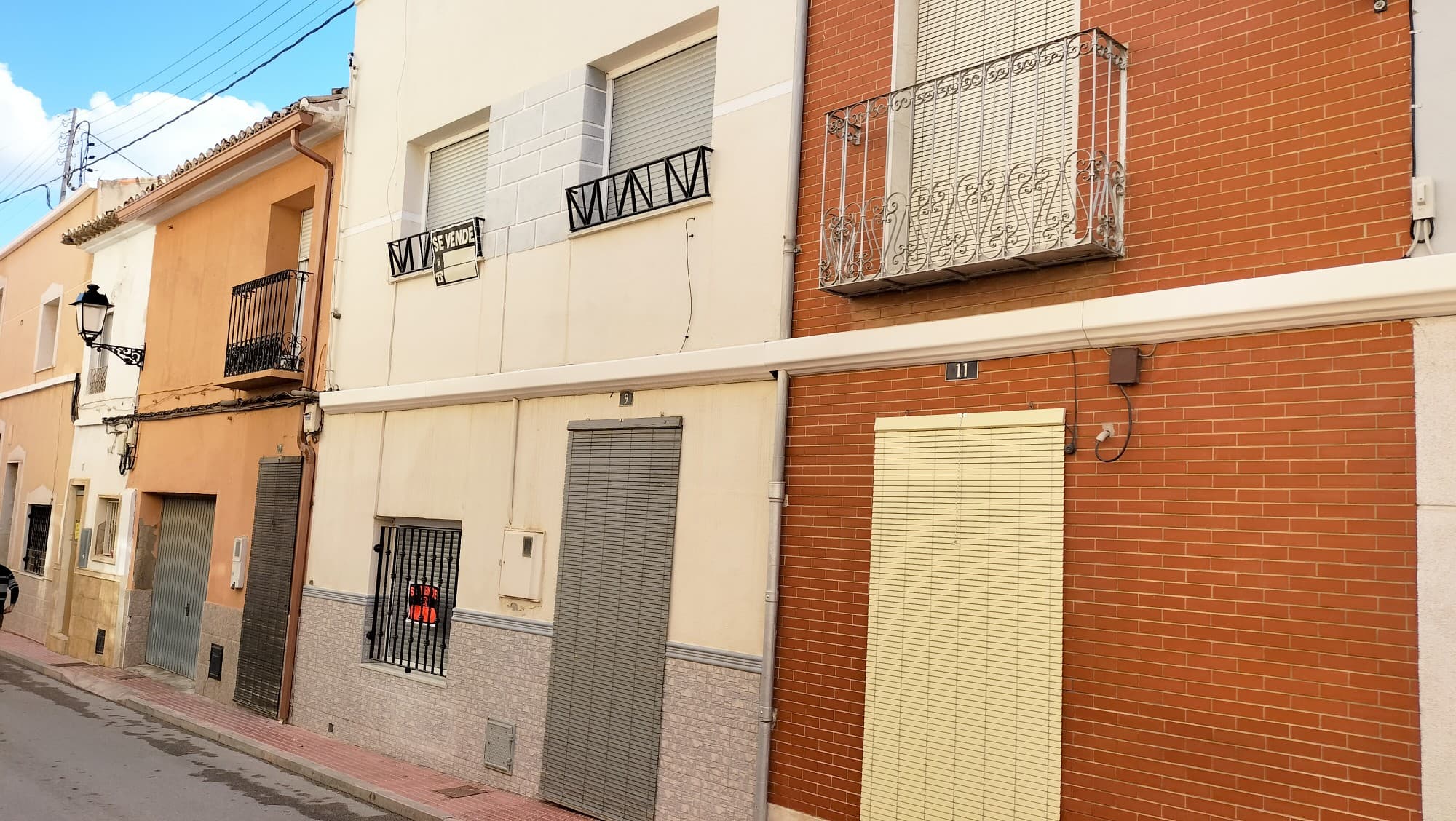 Se vende una gran casa en pleno centro de Sax. Sin duda una gran propiedad con un gran potencial. Está listo para entrar a vivir. Tiene techos altos y hermosas molduras decoran sus techos. Destacan todas las ventanas de madera y cristal visto dándole un aire antiguo y tan valorado en la actualidad. Tiene muchas estancias con grandes posibilidades, de tener una gran propiedad, e incluso de destinar algunas habitaciones para el uso de invitados, familiares o invitados. También he pensado en un pequeño hotel, tipo B&B, para nuevos emprendedores. Sin duda, es una propiedad muy valiosa, por su cercanía a la Plaza Cervantes de Sax, y por su gran tamaño. No dudes en visitarlo, Sax es un pueblo excelente, con todos los medios al alcance y con una conexión inmejorable con varios pueblos cercanos. Sin duda, esta propiedad te enamorará si quieres empezar en ella tu nuevo hogar. Ven a visitarla pronto, te esperamos. Estamos especializados en Costa Blanca y Costa Cálida, especializándonos en las regiones del interior de Alicante y Murcia, con especial énfasis en poblaciones como Elda, Pinoso, Aspe, Elche, y alrededores. Somos una empresa bien establecida, bien conocida y de gran confianza que ha construido una sólida reputación. entre compradores y vendedores desde que comenzamos a comercializar en 2004. Ofrecemos un servicio completo sin cargos ocultos, sin sorpresas, desde la compra del inmueble, hasta el final, y Un servicio postventa inigualable, incluyendo servicios de administración de fincas, construcción y ayuda, y consejos generales para hacer de tu nuevo hogar un hogar. Con una cartera de más de 1400 propiedades, confiamos plenamente en poder ayudarte. Permítanos obtener su propiedad, presupuesto y ubicación Ideal, y nosotros haremos el resto.