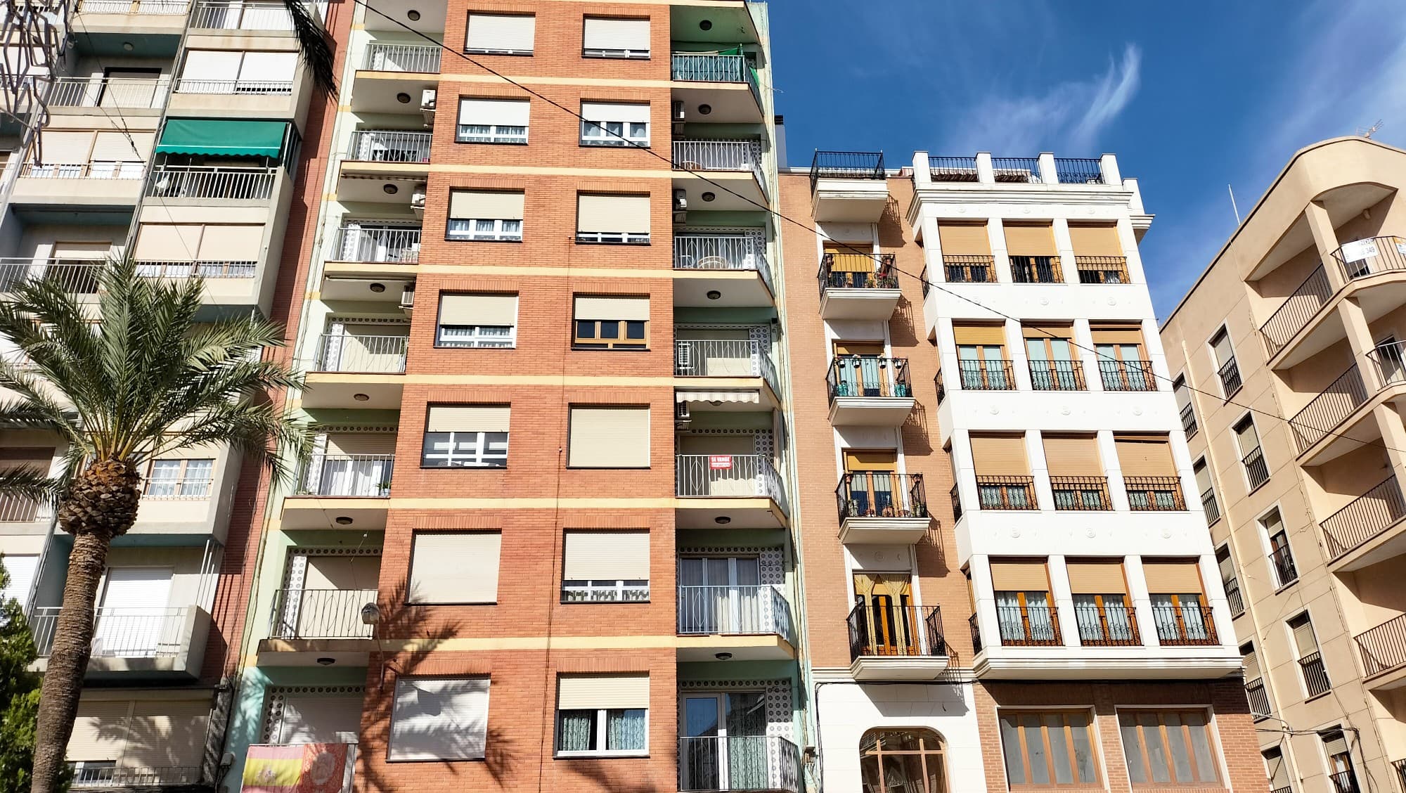 Tenemos a la venta este maravilloso piso en el corazón de Sax. Es una propiedad de gran valor presente y futuro, ya que no existen propiedades que tengan tal valor por su ubicación y que estén a la venta. Dispone de ascensor, y con un gran salón espacioso y balcón. Sin duda, la población de Sax cumplirá con todos los requisitos que necesitas, ven a visitarla pronto. Te gustará este pueblo de interior, por su encanto, gastronomía, además de fiestas populares y gran ambiente con un gran barrio. Esperaremos por ti. Estamos especializados en Costa Blanca y Costa Cálida, especializándonos en las regiones del interior de Alicante y Murcia, con especial énfasis en poblaciones como Elda, Pinoso, Aspe, Elche, y alrededores. Somos una empresa bien establecida, bien conocida y de gran confianza que ha construido una sólida reputación. entre compradores y vendedores desde que comenzamos a comercializar en 2004. Ofrecemos un servicio completo sin cargos ocultos, sin sorpresas, desde la compra del inmueble, hasta el final, y Un servicio postventa inigualable, incluyendo servicios de administración de fincas, construcción y ayuda, y consejos generales para hacer de tu nuevo hogar un hogar. Con una cartera de más de 1400 propiedades, confiamos plenamente en poder ayudarte. Permítanos obtener su propiedad, presupuesto y ubicación Ideal, y nosotros haremos el resto.