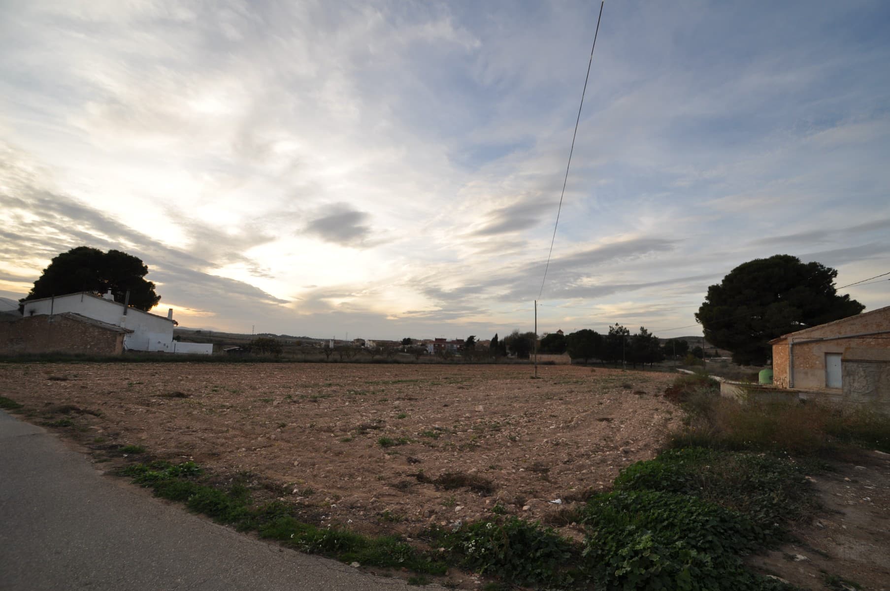 La parcela se encuentra a poca distancia del pueblo y tiene agua y electricidad muy cerca, ninguna de las cuales debería ser demasiado difícil o costosa de conectar. Si está interesado, podemos ayudarlo a obtener cotizaciones como condición de compra. En esta parcela puede construir una casa de 250 metros cuadrados en un nivel o puede construir una casa de dos niveles con 200 metros cuadrados por piso, lo que le da un área total de construcción de 400 metros cuadrados. Lo mejor de esta parcela es que se encuentra a poca distancia del pueblo local que tiene un bar y un restaurante. Tus principales instalaciones del día de hoy serán en el pueblo de Cañada Del Trigo que se encuentra a pocos minutos donde podrás encontrar supermercados, bares, restaurantes, tiendas, etcétera. Hemos estado diseñando y construyendo casas en el área desde 2004 y, como tal, tenemos una gran cantidad de conocimientos y experiencia que podemos aportar para ayudarlo a realizar la nueva casa de sus sueños. Lo ayudamos tanto o tan poco como lo desee, desde simplemente comprar la parcela hasta ayudarlo con el permiso de planificación para gestionar el proyecto de construcción por usted. Tenemos más de 150 parcelas, si desea hacer arreglos para ver esta parcela y otras ideas, no dude en contactarnos. Esperamos poder ayudarlo a dar un paso más hacia la realización de su sueño.