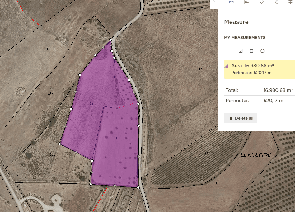 Presentamos una oportunidad extraordinaria para comprar una parcela edificable totalmente legal ubicada a solo 5 minutos de la encantadora ciudad de Pinoso. Esta pintoresca zona está rodeada de impresionantes viñedos y huertos, lo que proporciona un telón de fondo idílico con impresionantes vistas de los parques regionales. La ubicación es ideal para aquellos que disfrutan de actividades al aire libre como caminar y andar en bicicleta, con muchas rutas escénicas para explorar. Esta es una excelente oportunidad para construir la casa de sus sueños o invertir en una propiedad inmobiliaria de primera en un área prometedora. Las parcelas vienen con la confirmación por escrito del ayuntamiento de que se permite la construcción, lo que garantiza un proceso sin complicaciones de principio a fin. Además, está disponible el agua de riego de la red, así como los servicios de electricidad, internet y teléfono. El ayuntamiento permite la construcción de hasta un 2% y dos niveles, brindando un amplio espacio para crear una casa espaciosa y lujosa. Con todas estas comodidades y características, esta es una oportunidad que no debe perderse. Aprovecha esta oportunidad de adquirir un trocito de paraíso en una de las zonas más bonitas de España. Disponemos de una amplia cartera de propiedades en las zonas de la Costa Blanca y la Costa Cálida, especializada en fincas, villas, fincas, solares edificables y opciones de diseño y construcción en las regiones de Alicante y Murcia, con especial énfasis en Elda, Monovar, Pinoso, Sax , Villena, Aspe, Fortuna, Albacete y muchos más alrededores. Estamos establecidos desde 2004 y tenemos décadas de experiencia entre el equipo que aportamos para ayudarlo a encontrar y asegurar la nueva casa de sus sueños. Te ayudamos en cada paso del camino para asegurarnos de que tu compra en España sea segura y sin complicaciones. No estamos aquí para venderle una propiedad, estamos aquí para ayudarlo a realizar su sueño y encontrar lo que es adecuado para usted. Con nosotros estás en las manos más seguras. Contáctenos ahora para tener una charla sin compromiso sobre cómo usted también puede realizar sus sueños.