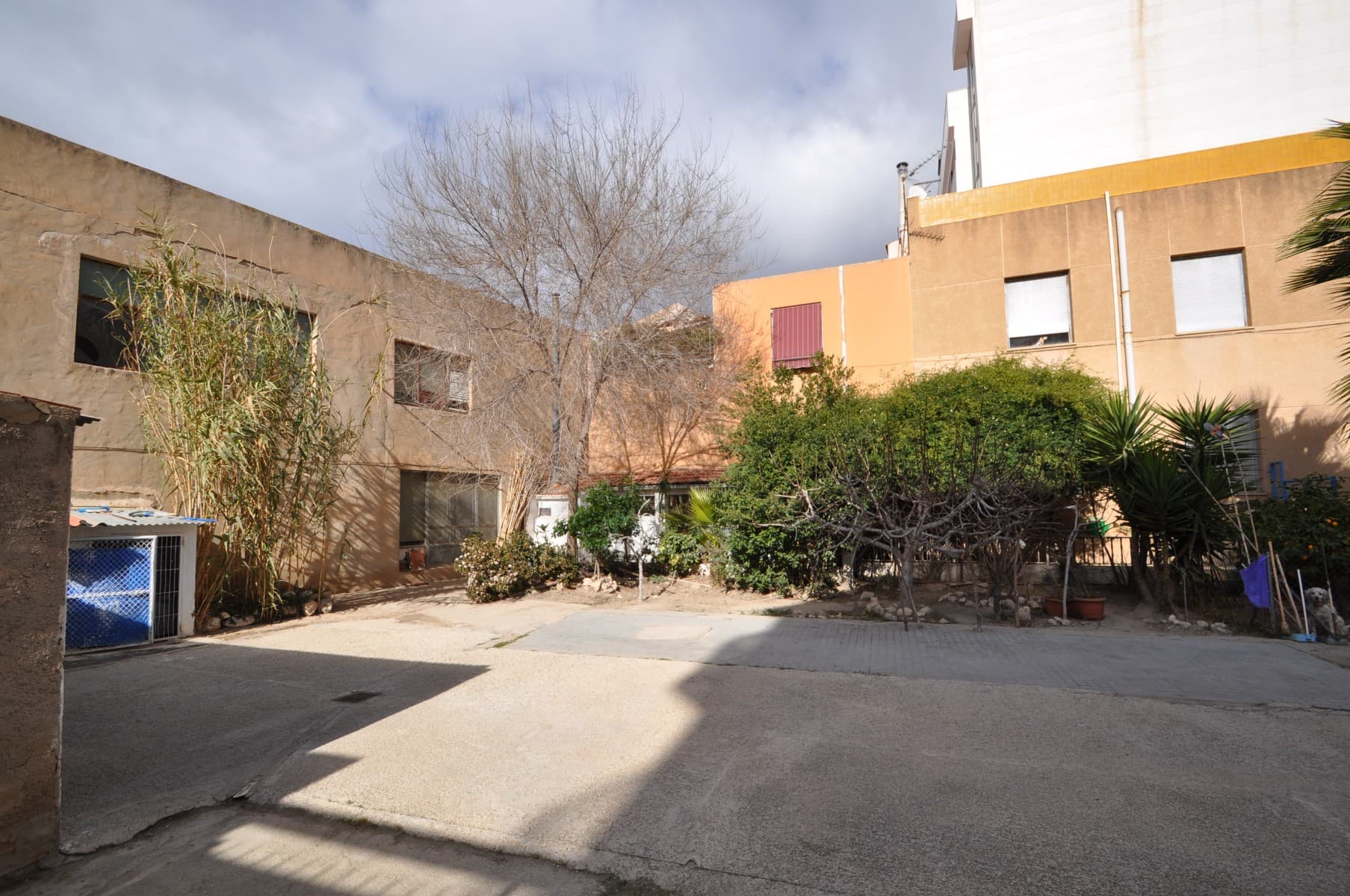 Este gran bloque espacioso dentro de su propia oficina, garaje que también viene con 3 apartamentos. Justo al lado de la carretera principal de Petrer, cerca del centro, puedes encontrar esta joya escondida para llamar tu hogar. El edificio consta de 3 apartamentos, todos conectados entre sí. Ideal para viviendas de más de una familia. La propiedad, ha combinado un total de 12 dormitorios y 5 baños. Un enorme jardín está presente con una puerta a las calles que se conecta con el garaje y el espacio de oficinas y los apartamentos del bloque. El espacio de oficina en sí tiene suficiente espacio para usarlo como almacén, además, el espacio de oficina tiene 2 pisos donde se puede hacer mucho trabajo. La propiedad tiene muchos lugares abiertos para que pueda disfrutar del sol en varios lugares diferentes. Disponemos de una amplia cartera de propiedades en las zonas de la Costa Blanca y la Costa Cálida , especializándonos en fincas rústicas, villas, fincas , solares edificables y opciones de diseño y construcción en las regiones de Alicante y Murcia, con especial énfasis en Elda, Monovar , Pinoso , Sax , Villena , Aspe , Fortuna , Albacete y muchos más alrededores. Hemos estado establecidos desde 2004 y tenemos décadas de experiencia entre el equipo que aportamos para ayudarlo a encontrar y asegurar la nueva casa de sus sueños . Te ayudamos en cada paso del camino para asegurarnos de que tu compra en España sea segura y sin complicaciones. No estamos aquí para venderle una propiedad, estamos aquí para ayudarlo a realizar su sueño y encontrar lo que es adecuado para usted. Con nosotros estás en buenas manos . Contáctenos ahora para tener una charla sin compromiso sobre cómo usted también puede realizar sus sueños.