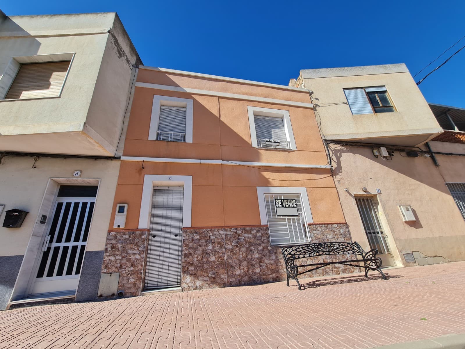 Presentamos una fantástica oportunidad de poseer una encantadora casa adosada con terraza intermedia en el deseable pueblo de Canadá, a poca distancia en automóvil de la bulliciosa ciudad de Villena. Esta impresionante propiedad cuenta con cuatro dormitorios, dos baños y una variedad de características convenientes que la convierten en la casa familiar perfecta. En la planta baja, encontrará un amplio salón comedor, un dormitorio y un baño, junto con una cocina totalmente equipada con despensa y un lavadero. También se beneficia de una zona de patio. En el piso superior, descubrirá tres dormitorios adicionales y un baño adicional, que brindan el lugar perfecto para relajarse después de un largo día. Suba las escaleras hasta el tercer piso y encontrará una encantadora terraza, que ofrece impresionantes vistas del área local y el lugar ideal para entretener a los invitados o tomar el sol. La propiedad se beneficia de la red de agua y electricidad, lo que garantiza que sus necesidades diarias estén siempre satisfechas. Con una ubicación privilegiada a poca distancia a pie de todos los servicios locales, incluidas tiendas, escuelas y centros de salud, esta propiedad está perfectamente situada para familias ocupadas que viajan. El pueblo de Canadá también es una hermosa zona para andar en bicicleta, que ofrece impresionantes vistas al campo y un sinfín de oportunidades para la recreación al aire libre. Y con la ciudad de Villena a poca distancia en coche, tendrá fácil acceso a las principales conexiones de autopista, una estación de tren y una amplia gama de servicios adicionales. Esta impresionante propiedad se ofrece al precio de ganga de solo 85995 UE, lo que la convierte en una oportunidad imperdible tanto para inversores inteligentes como para familias. No pierda la oportunidad de ser dueño de esta hermosa casa. ¡Contáctenos hoy para programar una visita! Disponemos de una amplia cartera de propiedades en las zonas de la Costa Blanca y la Costa Cálida, especializada en fincas, villas, fincas, solares edificables y opciones de diseño y construcción en las regiones de Alicante y Murcia, con especial énfasis en Elda, Monovar, Pinoso, Sax , Villena, Aspe, Fortuna, Albacete y muchos más alrededores. Estamos establecidos desde 2004 y tenemos décadas de experiencia entre el equipo que aportamos para ayudarlo a encontrar y asegurar la nueva casa de sus sueños. Te ayudamos en cada paso del camino para asegurarnos de que tu compra en España sea segura y sin complicaciones. No estamos aquí para venderle una propiedad, estamos aquí para ayudarlo a realizar su sueño y encontrar lo que es adecuado para usted. Con nosotros estás en las manos más seguras. Contáctenos ahora para tener una charla sin compromiso sobre cómo usted también puede realizar sus sueños.