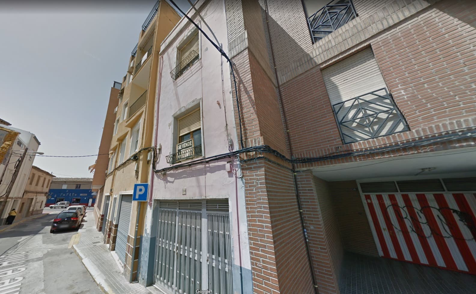 Este piso muy acogedor está disponible cerca del centro de villena. con un camino que lleva a la tienda, con vista a la iglesia. Esta propiedad necesita un poco de atención, pero tiene suficiente espacio propio para que sea tan cómoda como desee. Con 3 plantas este adosado tiene muchas posibilidades. La planta baja se puede utilizar con fines comerciales, mientras que tendrá suficiente espacio para su sala de estar. Asegúrese de hacer una cita para concertar una visita. Disponemos de una amplia cartera de propiedades en las zonas de Cosa Blanca y Costa Cálida , especializándonos en fincas rústicas , villas, fincas , solares edificables y opciones de diseño y construcción en las regiones de Alicante y Murcia, con especial énfasis en Elda, Monovar , Pinoso , Sax , Villena , Aspe , Fortuna , Albacete y muchos más alrededores. Hemos estado establecidos desde 2004 y tenemos décadas de experiencia entre el equipo que aportamos para ayudarlo a encontrar y asegurar la nueva casa de sus sueños . Te ayudamos en cada paso del camino para asegurarnos de que tu compra en España sea segura y sin complicaciones. No estamos aquí para venderle una propiedad, estamos aquí para ayudarlo a realizar su sueño y encontrar lo que es adecuado para usted. Con nosotros estás en buenas manos . Contáctenos ahora para tener una charla sin compromiso sobre cómo usted también puede realizar sus sueños.