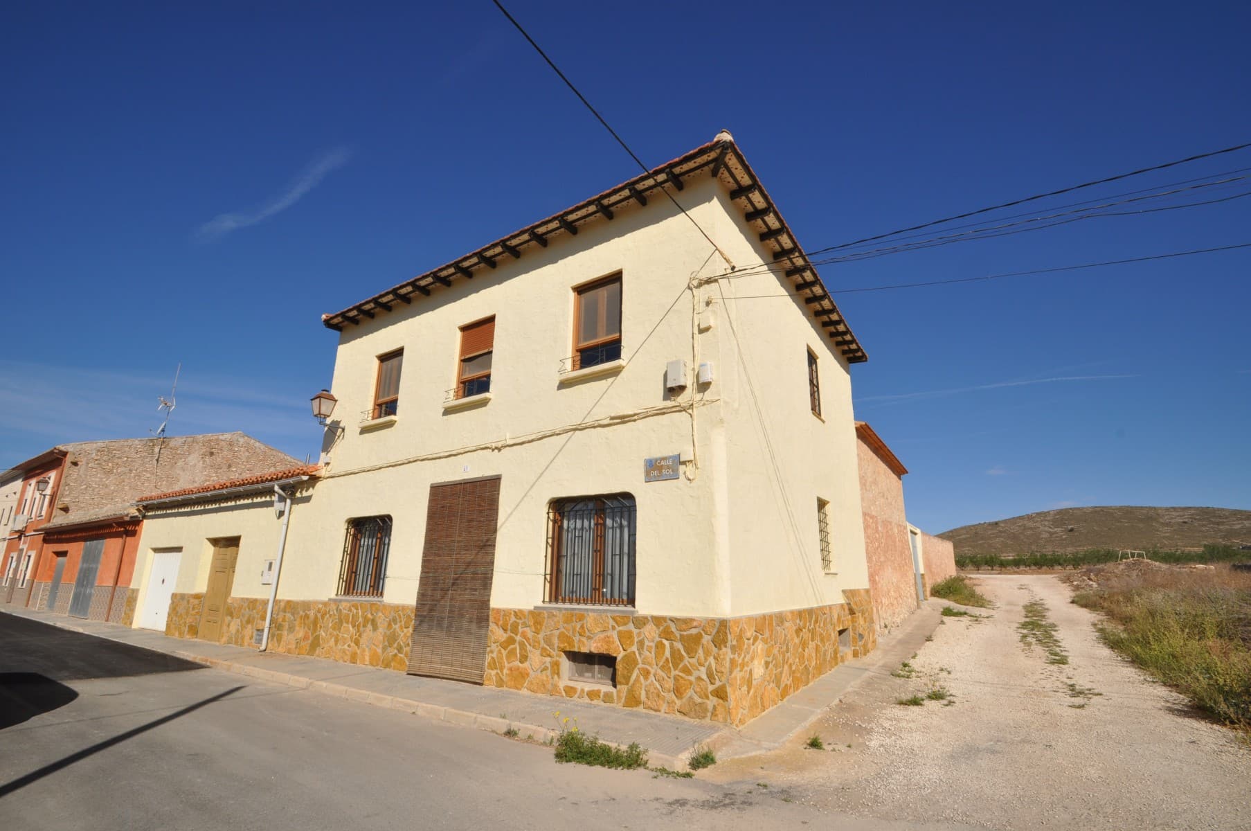 Bienvenido a esta impresionante casa adosada ubicada en el encantador pueblo de Cañada del Trigo, a solo 10 minutos en automóvil de la próspera ciudad de Pinoso. Esta hermosa propiedad ofrece la combinación perfecta de comodidad moderna y encanto rústico, brindando la mejor experiencia de vida rural. Al entrar, inmediatamente se sentirá como en casa en el ambiente cálido y acogedor. El acogedor salón con una estufa de leña ofrece el lugar perfecto para relajarse y descansar después de un largo día, mientras que el comedor con chimenea es ideal para recibir invitados o disfrutar de comidas familiares durante los meses más fríos. La cocina grande y totalmente equipada también cuenta con una estufa de leña y ofrece todas las comodidades necesarias para crear comidas deliciosas. La planta baja también cuenta con un sótano que actualmente se utiliza como área de juegos para gatos, un baño recientemente renovado y un hermoso jardín de invierno con área de estar y comedor, que brinda el lugar perfecto para disfrutar de una taza de café o una copa de vino. Arriba, encontrará cuatro amplios dormitorios, uno de los cuales se utiliza actualmente como vestidor, y un baño. Un pequeño balcón con vistas al jardín y la piscina ofrece el lugar perfecto para tomar el sol o disfrutar de un buen libro. Al salir, descubrirá un hermoso jardín plantado con muchos árboles frutales y un gran patio, lo que crea un ambiente tranquilo y sereno. La piscina de 5x10 m2 es perfecta para un refrescante baño durante los meses más cálidos, y la ducha al aire libre se suma a la comodidad. El jardín está cerrado con paredes, lo que brinda total privacidad y aislamiento. La propiedad también cuenta con un gran garaje/taller con capacidad para tres coches y proporciona un amplio espacio para almacenamiento. El lavadero con lavadoras también se encuentra aquí. La unidad de calefacción central de gasoil ubicada en el garaje proporciona calefacción a toda la casa. Situada en un pueblo tranquilo con un bar/restaurante a tiro de piedra ya un corto trayecto en coche de Pinoso, esta propiedad se encuentra en una ubicación privilegiada. Internet de alta velocidad, TV y calefacción central están disponibles en toda la casa, lo que garantiza que siempre esté cómodo y conectado. No pierdas la oportunidad de hacer de este maravilloso adosado tu hogar. Contáctenos hoy para programar una visita y experimentar la combinación perfecta de comodidad moderna y encanto rústico. ¡Esta propiedad es una visita obligada! Disponemos de una amplia cartera de propiedades en las zonas de la Costa Blanca y la Costa Cálida, especializada en fincas, villas, fincas, solares edificables y opciones de diseño y construcción en las regiones de Alicante y Murcia, con especial énfasis en Elda, Monovar, Pinoso, Sax , Villena, Aspe, Fortuna, Albacete y muchos más alrededores. Estamos establecidos desde 2004 y tenemos décadas de experiencia entre el equipo que aportamos para ayudarlo a encontrar y asegurar la nueva casa de sus sueños. Te ayudamos en cada paso del camino para asegurarnos de que tu compra en España sea segura y sin complicaciones. No estamos aquí para venderle una propiedad, estamos aquí para ayudarlo a realizar su sueño y encontrar lo que es adecuado para usted. Con nosotros estás en las manos más seguras. Contáctenos ahora para tener una charla sin compromiso sobre cómo usted también puede realizar sus sueños.