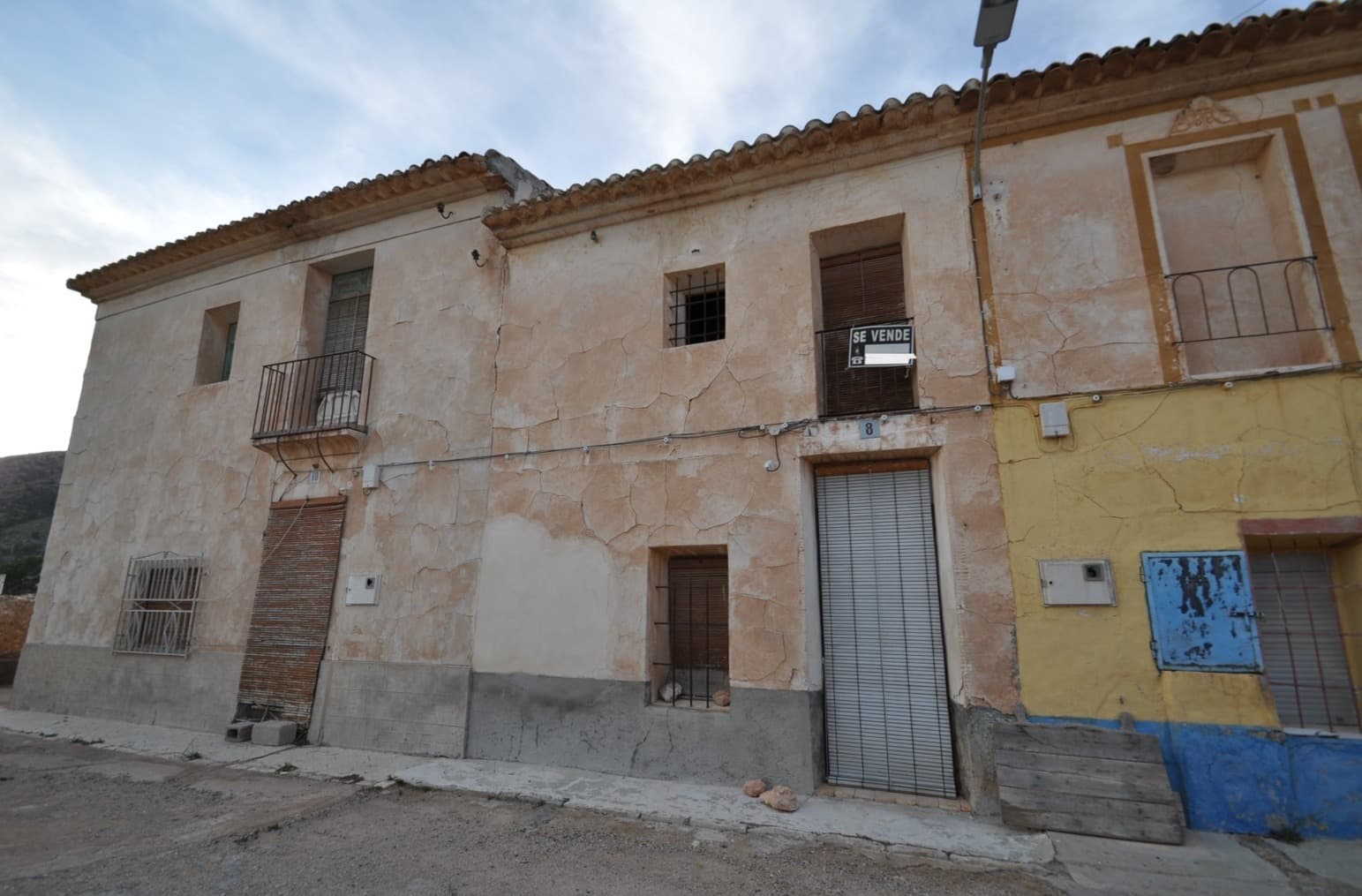 Gran oportunidad para comprar una casa grande y convertirla en la casa de tus sueños. ¡También con gran potencial para cualquier tipo de negocio! Esta propiedad se encuentra en una zona muy tranquila de La Canalosa, con hermosas vistas a las montañas. Es una casa típica española. La propiedad consta de la casa principal, que tiene techos nuevos pero sin perder la esencia tradicional. Al entrar hay un hall de entrada, un dormitorio y un amplio salón con chimenea, 2 habitaciones más y un baño. ¡En el piso superior hay 5 habitaciones para que distribuyas a tu gusto! Se pueden hacer hasta 6/7 habitaciones. Ideal si está buscando abrir un bed & breakfast, un pequeño hostal o incluso un acogedor restaurante en el que tener diferentes habitaciones para los comensales. solo tiene que abrir su imaginación para poder aprovechar todo el potencial que tiene esta propiedad. Justo en frente de la casa se encuentra la parcela de la propiedad con una pequeña casa que actualmente es una cocina con barbacoa. También existe la posibilidad de comprar más tierras. ¡No te pierdas esta oportunidad! Somos especialistas en la Costa Blanca y la Costa Cálida, y nos especializamos en las regiones del interior de Alicante y Murcia con un énfasis particular en Elda, Pinoso, Aspe, Elche y sus alrededores. Somos una compañía establecida, conocida y confiable que ha construido una sólida reputación entre compradores y vendedores desde que comenzamos a comerciar en 2004. Ofrecemos un servicio completo sin cargos ocultos ni sorpresas, comenzando con el abastecimiento de la propiedad, hasta su finalización, y un servicio postventa inigualable que incluye administración de propiedades, servicios de construcción y ayuda y consejos generales para hacer de su nueva casa un hogar. Con una cartera de más de 1400 propiedades en venta, estamos seguros de que podemos ayudarlo, así que háganos saber su propiedad preferida, presupuesto y ubicación, y nosotros haremos el resto.