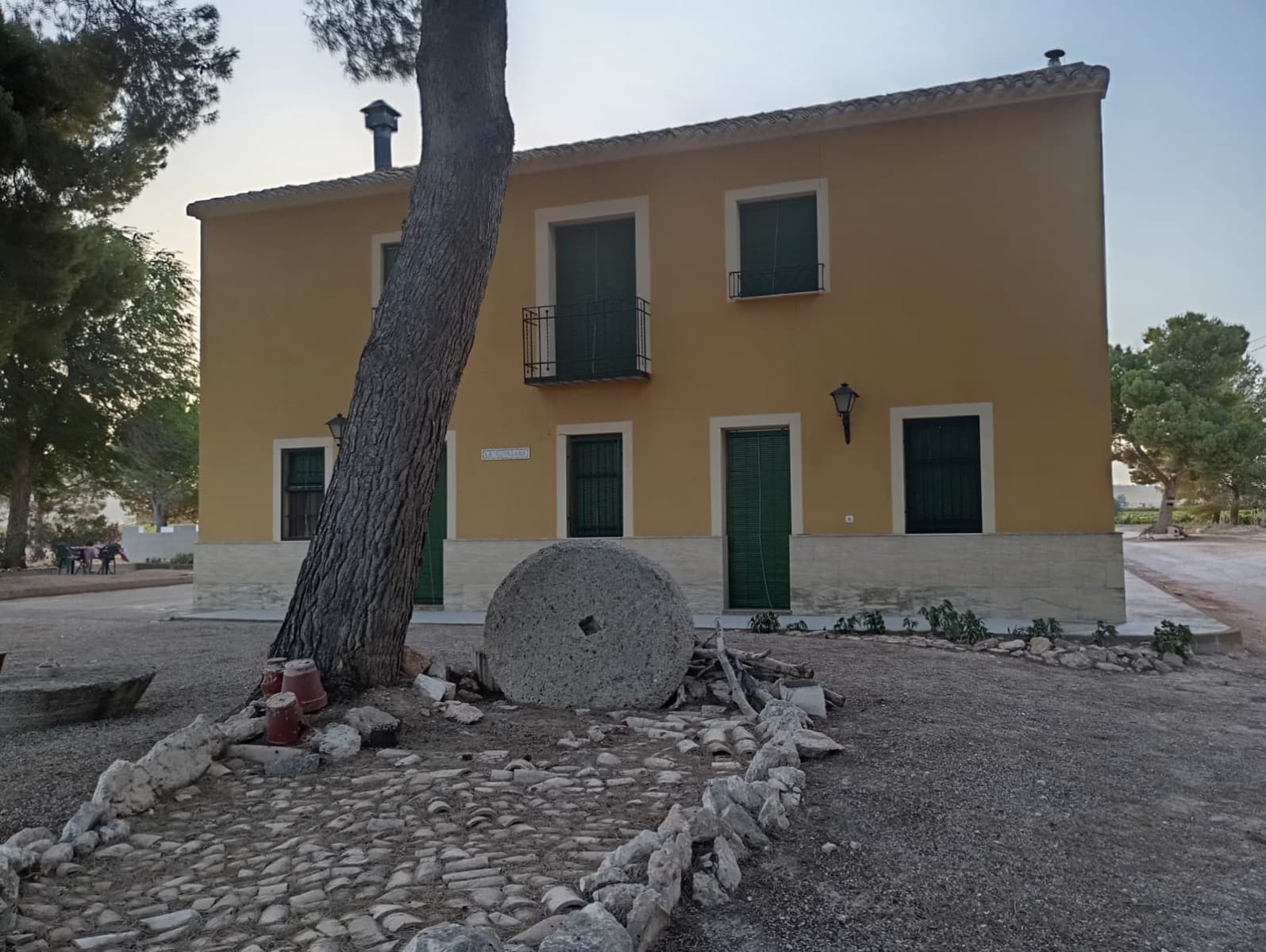 Esta espaciosa casa de 300 m² se encuentra en una parcela de 5.000 m² completamente vallada a solo 3 km de Yecla, y ofrece un entorno sereno rodeado de un pinar y unas vistas impresionantes. La casa cuenta con cinco dormitorios con armarios empotrados, tres baños y un aseo de invitados. El salón incluye una chimenea, perfecta para reuniones acogedoras, mientras que la cocina y el lavadero ofrecen un amplio espacio para las necesidades diarias. Las comodidades adicionales incluyen un garaje para dos coches, un sótano, un gimnasio y un salón de barbacoa, con calefacción a gas en todas partes. En el exterior, disfrute de una piscina con depuradora, una zona de barbacoa adicional y una cochera. La propiedad está asegurada con una puerta automática, lo que garantiza la privacidad y la tranquilidad en este hermoso entorno natural. Contamos con una amplia cartera de propiedades en las zonas de la Costa Blanca y Costa Cálida, especializándonos en propiedades en el campo, villas, fincas, parcelas edificables y opciones de diseño y construcción en las regiones de Alicante y Murcia, con especial énfasis en Elda, Monovar, Pinoso, Sax, Villena, Aspe, Fortuna, Albacete y muchas más áreas circundantes. Estamos establecidos desde 2004 y contamos con décadas de experiencia entre el equipo que ponemos a su disposición para ayudarle a encontrar y asegurar la nueva casa de sus sueños. Le ayudamos en cada paso del proceso para asegurarnos de que su compra en España sea segura y sin complicaciones. No estamos aquí para venderle una propiedad, estamos aquí para ayudarle a hacer realidad su sueño y encontrar lo que es adecuado para usted. Con nosotros está en las mejores manos. Póngase en contacto con nosotros ahora para tener una charla sin compromiso sobre cómo usted también puede hacer realidad sus sueños.