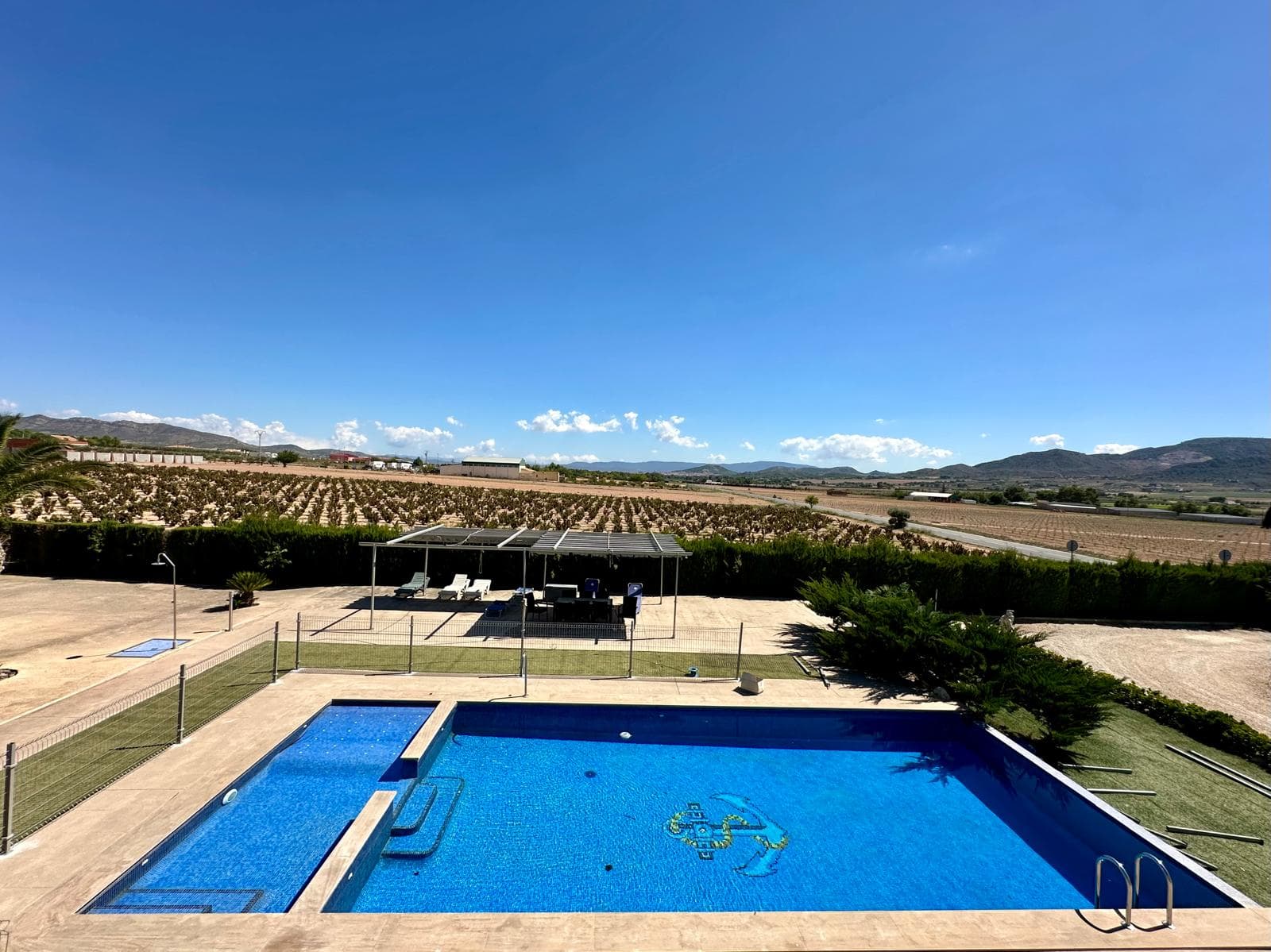Presentamos una lujosa propiedad moderna que le ofrece un estilo de vida de comodidad, conveniencia y elegancia. Con 5 amplias habitaciones y 8 elegantes baños, esta casa es ideal para familias que aprecian el estilo y el lujo. La casa cuenta con un gimnasio totalmente equipado, perfecto para los amantes del fitness, y un relajante jacuzzi para relajarse después de un largo día. Para los amantes del tenis, la propiedad cuenta con su propia cancha de tenis privada. La cocina de planta abierta con barra de desayuno es perfecta para cenas informales y entretener a los invitados. La casa está diseñada para maximizar la luz natural en todas partes, creando un ambiente luminoso y acogedor. Salga y será recibido por un hermoso jardín, lleno de árboles maduros y una pequeña área de juegos para niños. La piscina está rodeada por una terraza de azulejos, perfecta para descansar y disfrutar de las impresionantes vistas tanto desde la piscina como desde la terraza de arriba. La casa está completamente amueblada con muebles modernos y elegantes, que están incluidos en el precio. La propiedad se encuentra en el interior, a las afueras de Yecla, una ciudad con una variedad de servicios como escuelas, centros médicos, bares, restaurantes, tiendas y un mercado dominical. El aeropuerto está a menos de una hora, al igual que las playas, lo que hace de esta propiedad un lugar ideal para aquellos que quieren lo mejor de ambos mundos. Esta lujosa propiedad moderna es verdaderamente una casa de ensueño, que ofrece todo lo que necesita para un estilo de vida cómodo y lujoso. Para programar una visita o para obtener más información, póngase en contacto con nosotros. Yecla es un pueblo ubicado aproximadamente a una hora tierra adentro desde Alicante y el aeropuerto y está construido alrededor de la industria de fabricación de muebles. Como resultado, es una ciudad próspera que tiene una gran población de aproximadamente 38,000 personas y como resultado tiene una variedad de tiendas, bares, restaurantes, muchos supermercados para elegir y buenas escuelas. También cuenta con el hospital general de la zona, así como un centro médico para citas normales de médicos de cabecera. Históricamente, también fue muy popular por sus vinos y, como resultado, hay varias grandes bodegas productoras de vino en la ciudad y sus alrededores que también venden al público en general; también hay excelentes lugares para degustar vinos y recorridos disponibles. También históricamente, el pueblo de yecla tiene Monte Arabi, que es una pequeña montaña en las afueras del pueblo y es famosa por las pinturas rupestres prehistóricas que datan de más de 10,000 años. Hay 2 mercados de abastos diarios en Yecla y un mercado semanal los miércoles. Yecla también es famosa por la fabricación de muebles y tiene una gran cantidad de tiendas de muebles que se extienden a ambos lados de una carretera de 2 millas de largo, tiene muchas opciones, es una ciudad rica debido a la industria del mueble de alto empleo. Somos especialistas en la Costa Blanca y Costa Cálida con especialización en las regiones del Interior de Alicante y Murcia con especial énfasis en Elda, Pinoso, Aspe, Elche y alrededores. Somos una empresa establecida, bien conocida y de confianza que ha construido una sólida reputación entre compradores y vendedores desde que comenzamos a operar en 2004. Ofrecemos un servicio completo sin cargos ocultos ni sorpresas, desde el abastecimiento de la propiedad hasta su finalización. y un servicio postventa inigualable que incluye administración de propiedades, servicios de construcción y ayuda y asesoramiento general para hacer de su nueva casa un hogar. Con una cartera de más de 1400 propiedades en venta, estamos seguros de que podemos ayudarlo, así que háganos saber su propiedad preferida, presupuesto y ubicación, y nosotros haremos el resto.