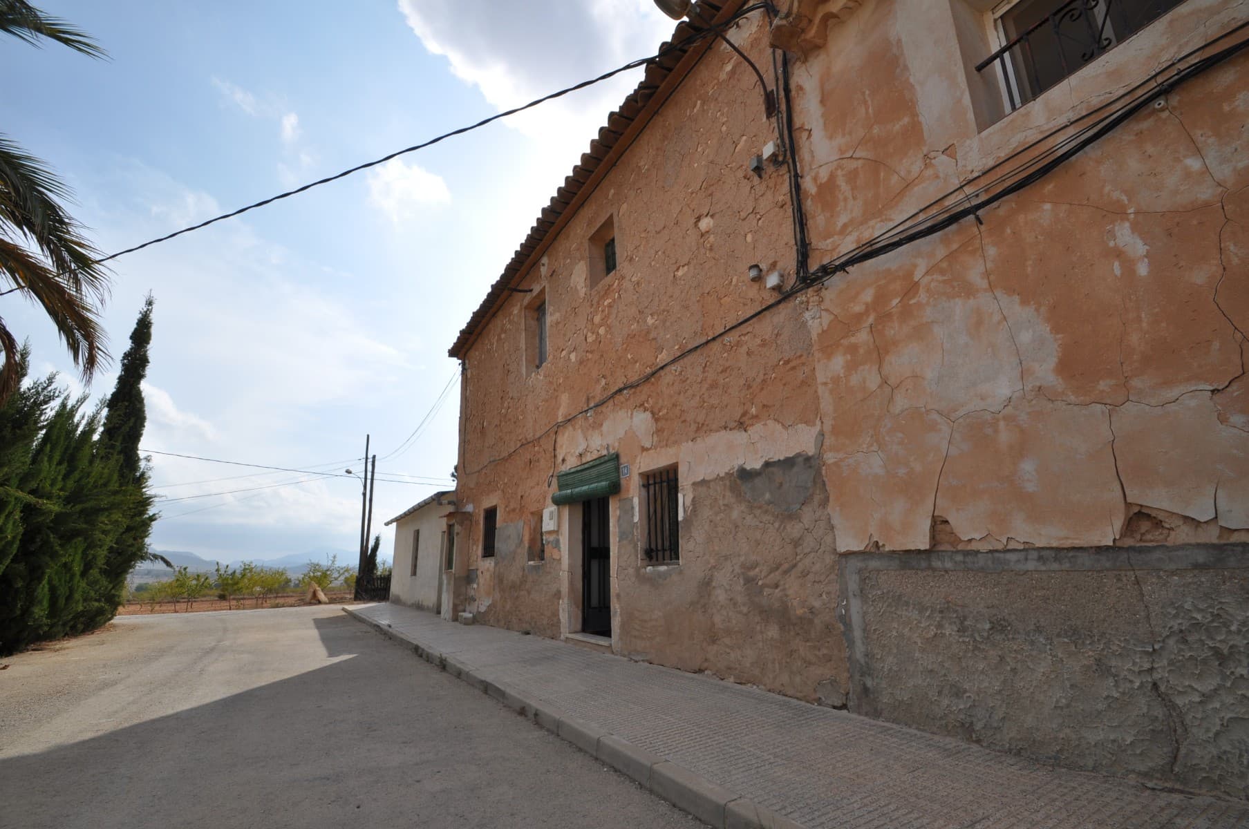Esta casa de dos pisos ofrece una generosa cantidad de espacio habitable con cuatro dormitorios y un baño, lo que la hace ideal para una familia o para quienes buscan espacio adicional. Ubicada en una aldea tranquila a solo 10 minutos de Pinoso, la propiedad combina el encanto rural con la comodidad. Cuenta con un área de jardín para relajarse al aire libre o para los entusiastas de la jardinería. La casa requiere algunas renovaciones, pero presenta una gran oportunidad para actualizarla y personalizarla a su gusto. Si busca un estilo de vida tranquilo con fácil acceso a los servicios cercanos, vale la pena considerar esta propiedad. Si te ha gustado esta propiedad no dudes en contactarnos para organizar una visita, estaremos encantados de ayudarte!