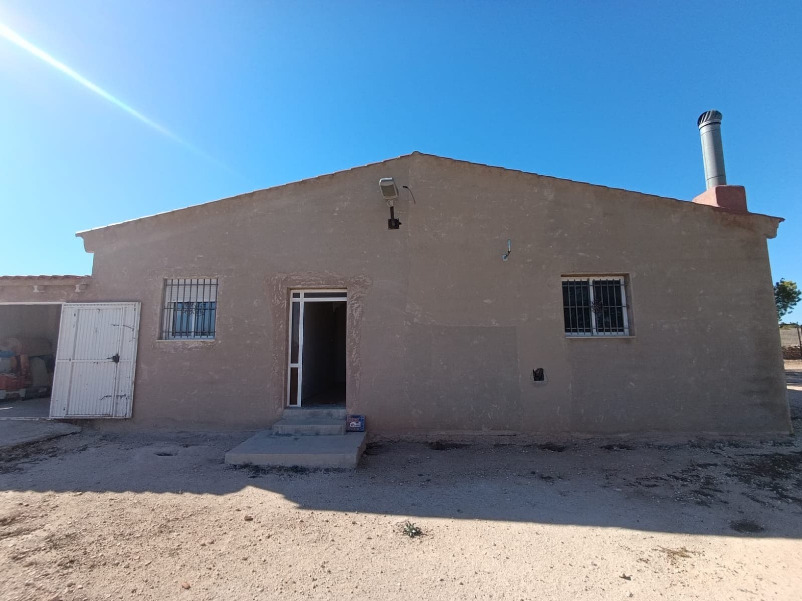 Esta propiedad es una gran oportunidad para aquellos que buscan completar y personalizar su propia casa. La casa está parcialmente terminada y diseñada para tres habitaciones y un baño, con garaje y zona de jardín incluidos. Ubicada a solo 10 minutos de Pinoso, ofrece un fácil acceso al pueblo a la vez que está cerca de montañas y un embalse, lo que la hace ideal para los amantes de la naturaleza. La parcela incluye almendros y una zona sin cultivar, lo que proporciona espacio para jardinería u otros proyectos al aire libre. Con algo de trabajo, esta propiedad tiene el potencial de convertirse en una encantadora casa familiar en un entorno tranquilo. Si te ha gustado esta propiedad no dudes en contactarnos para organizar una visita, estaremos encantados de ayudarte!