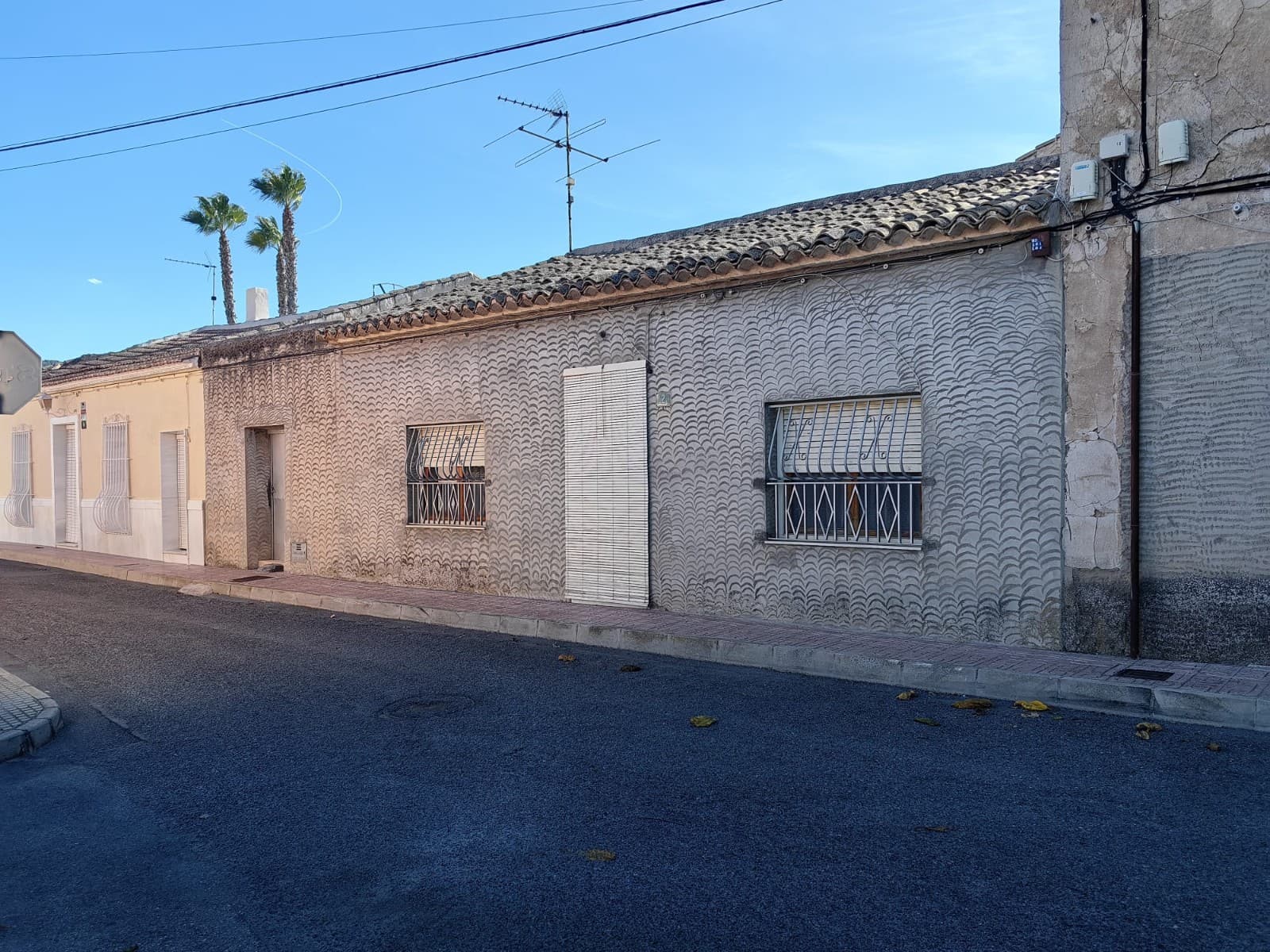 Descubra esta encantadora casa de dos pisos ubicada en el tranquilo pueblo de Chinorlet. Con una superficie de 192 m² , esta propiedad cuenta con tres cómodas habitaciones y un baño bien equipado, lo que la convierte en una opción ideal para familias o quienes buscan espacio adicional. El piso principal de la casa se encuentra en excelentes condiciones, lo que permite una mudanza inmediata. La sala de estar es espaciosa y acogedora, perfecta para relajarse o recibir invitados. La cocina , completa con una acogedora chimenea, agrega calidez y encanto a su experiencia culinaria. Además, encontrará un lavadero que mejora la funcionalidad. Salga al patio exterior , que ofrece potencial para crear un garaje, lo que aumenta la comodidad de la propiedad. Situada a solo 6 minutos de Pinoso y a 45 minutos en coche de Alicante , esta casa combina la tranquilidad de la vida del pueblo con fácil acceso a las comodidades urbanas. Si te ha gustado esta propiedad no dudes en contactarnos para organizar una visita, estaremos encantados de ayudarte! Contamos con una amplia cartera de propiedades en las zonas de la Costa Blanca y Costa Cálida, especializándonos en propiedades en el campo, villas, fincas, parcelas edificables y opciones de diseño y construcción en las regiones de Alicante y Murcia, con especial énfasis en Elda, Monovar, Pinoso, Sax, Villena, Aspe, Fortuna, Albacete y muchas más áreas circundantes. Estamos establecidos desde 2004 y contamos con décadas de experiencia entre el equipo que ponemos a su disposición para ayudarle a encontrar y asegurar la nueva casa de sus sueños. Le ayudamos en cada paso del proceso para asegurarnos de que su compra en España sea segura y sin complicaciones. No estamos aquí para venderle una propiedad, estamos aquí para ayudarle a hacer realidad su sueño y encontrar lo que es adecuado para usted. Con nosotros está en las mejores manos. Póngase en contacto con nosotros ahora para tener una charla sin compromiso sobre cómo usted también puede hacer realidad sus sueños.