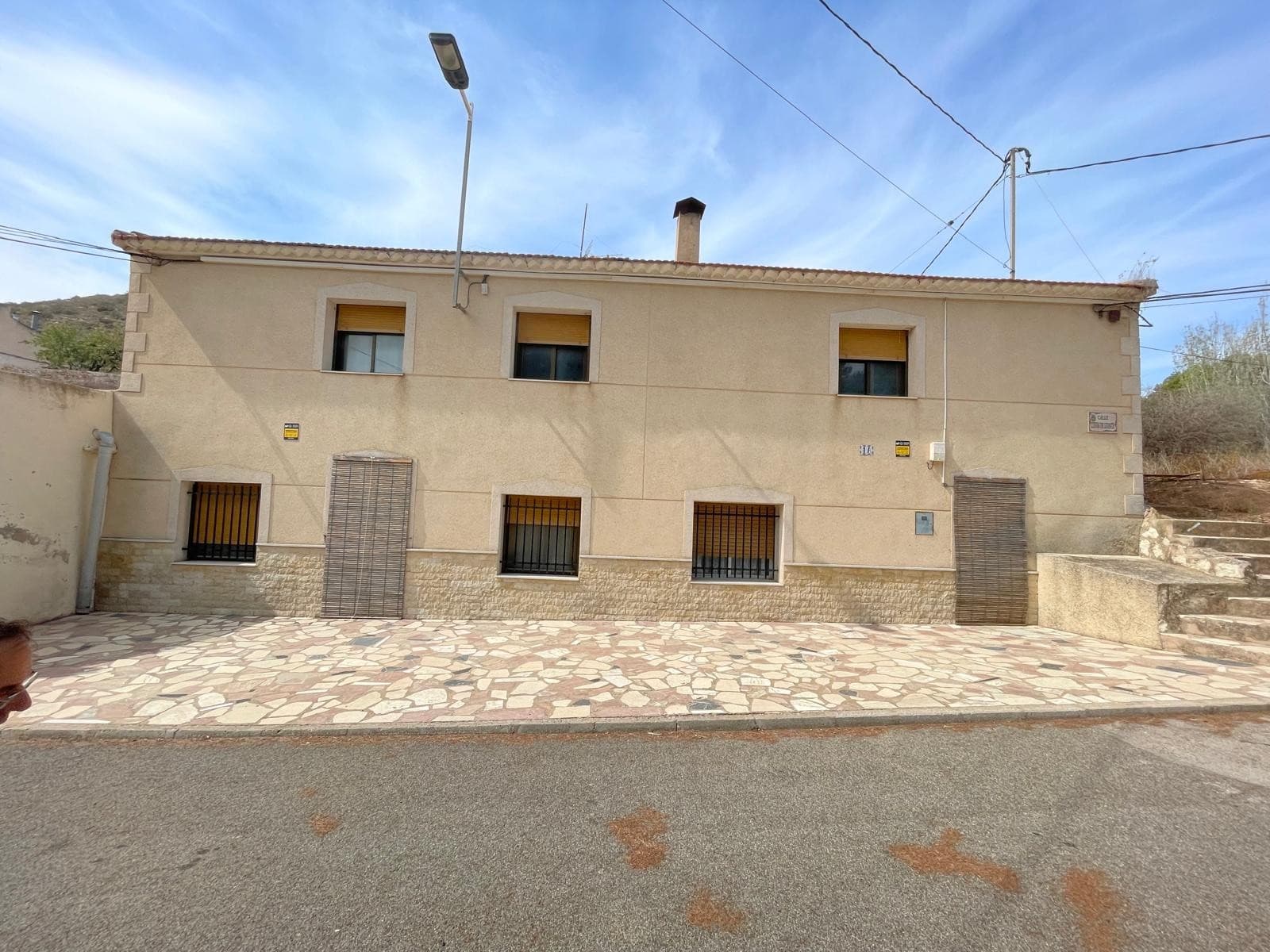 Esta propiedad de 180 m², ubicada en el encantador pueblo de Algueña, ofrece una combinación única de espacio y funcionalidad. La casa cuenta con 5 habitaciones de tamaño generoso, ideales para una familia en crecimiento o para crear espacios de trabajo dedicados. Una acogedora chimenea agrega calidez a la sala de estar, lo que la hace perfecta para tardes relajantes. La casa cuenta con una distribución práctica con un patio interior y una gran área de almacenamiento en el nivel superior, accesible desde la parte trasera de la propiedad, que ofrece un amplio espacio para sus pertenencias o posibles usos creativos. Ubicada cerca de las montañas, la ubicación es ideal para los amantes de la naturaleza, mientras que su buena conectividad garantiza un fácil acceso a los servicios locales. Esta casa ofrece el equilibrio perfecto entre la tranquilidad rural y la comodidad moderna. Si te ha gustado esta propiedad no dudes en contactarnos para organizar una visita, estaremos encantados de ayudarte!