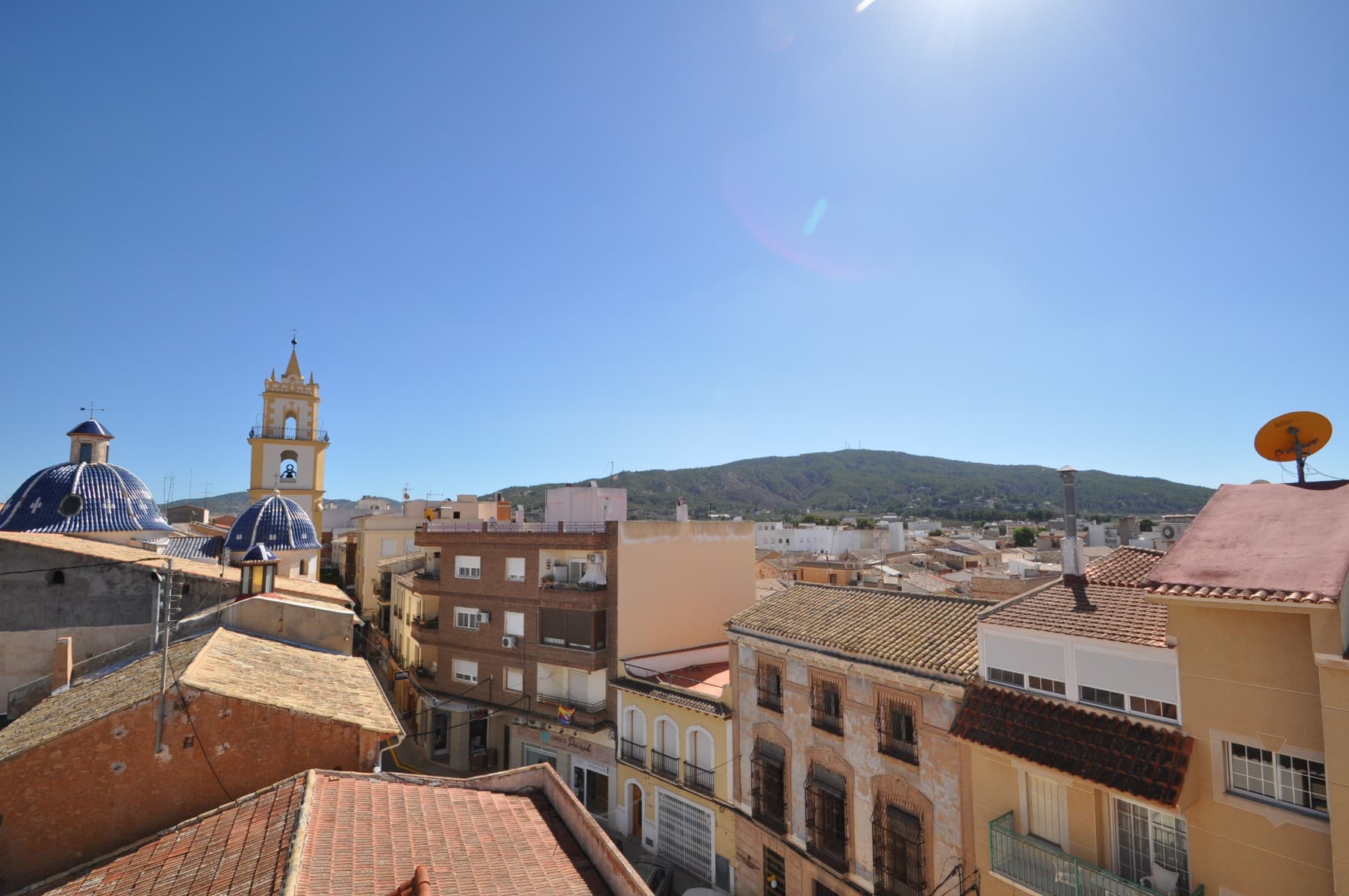 Este espacioso y luminoso ático dúplex en el corazón de Pinoso ofrece una vida cómoda en una ubicación privilegiada. Situado en el tercer piso con acceso por ascensor, el apartamento se distribuye en dos niveles. Cuenta con 3 dormitorios, 2 baños y una amplia terraza con zona de barbacoa, perfecta para cenar al aire libre mientras disfruta de las impresionantes vistas. Con sus espacios abiertos y luminosos y sus comodidades modernas, este apartamento es ideal para quienes buscan un hogar cómodo y conveniente justo en el centro de la ciudad. Si te ha gustado esta propiedad no dudes en contactarnos para organizar una visita, estaremos encantados de ayudarte!