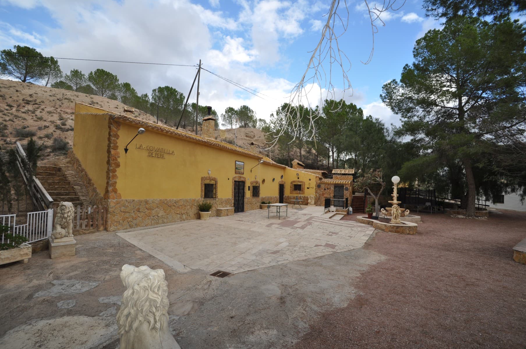 Descubra una casa cueva única en la montaña a solo 5 minutos de Pinoso y La Algueña. Esta propiedad combina el encanto de su entorno natural con las comodidades modernas. En el interior, disfrute de un interior fresco durante los calurosos días de verano y de una acogedora chimenea para el calor del invierno. La casa también cuenta con garaje. En el exterior, encontrará un hermoso jardín, resaltado por impresionantes esculturas que le dan carácter al espacio. El jardín también es ideal para observar aves. Con dos grandes áreas de barbacoa y un amplio porche que se puede cubrir, el espacio al aire libre es perfecto para entretenerse y relajarse. Esta es una oportunidad única de poseer un refugio tranquilo con fácil acceso a las ciudades cercanas. Si te ha gustado esta propiedad no dudes en contactarnos para organizar una visita, estaremos encantados de ayudarte!