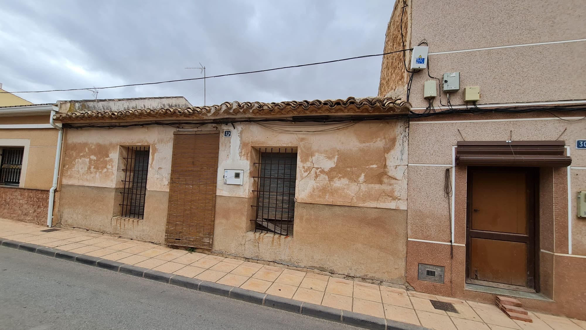 Esta casa sin terminar en el centro de Pinoso ofrece una oportunidad fantástica para crear su hogar ideal. Con 3 habitaciones y un patio, ofrece mucho espacio para vivir cómodamente. Ubicada cerca de servicios esenciales para mayor comodidad, pero en una zona tranquila que garantiza privacidad y tranquilidad. Es perfecta para cualquier persona que busque diseñar y construir el espacio de sus sueños en un vecindario bien conectado pero tranquilo. Si te ha gustado esta propiedad no dudes en contactarnos para organizar una visita, estaremos encantados de ayudarte!