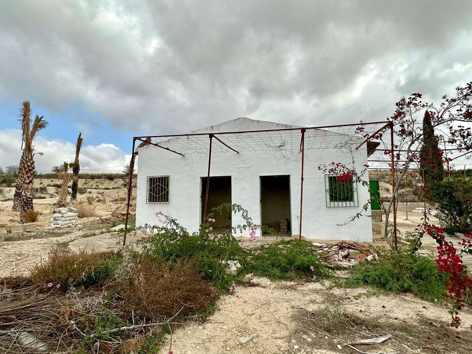 Descubra una fantástica oportunidad de crear su casa de campo ideal en las afueras de Abanilla. Esta propiedad de 82 m² es un lienzo en blanco, con dos dormitorios existentes y dos habitaciones adicionales listas para transformarse en una cocina y un baño, lo que permite una personalización completa. En el exterior, la propiedad incluye un aseo básico y se encuentra en una amplia parcela de 14.000 m², lo que proporciona un amplio espacio para jardines, huertos o áreas de estar al aire libre. Con un cómodo acceso a través de dos carreteras asfaltadas, la propiedad está equipada con electricidad de red, agua de red y agua de riego, lo que garantiza que los servicios básicos ya estén en su lugar. Sobre el área: Ubicada a solo 2 km del encantador pueblo de Abanilla, esta propiedad combina la tranquilidad de la vida rural con la comodidad de los servicios cercanos. Abanilla ofrece una comunidad acogedora con una variedad de tiendas, restaurantes y sitios culturales. Conocida por su belleza natural, la zona es rica en senderos panorámicos, huertos de almendros y olivares, lo que la hace ideal para quienes disfrutan del aire libre. Con el clima templado de la región, esta propiedad ofrece potencial durante todo el año para disfrutar de un entorno tranquilo y crear un tranquilo refugio rural. Contamos con una amplia cartera de propiedades en las zonas de la Costa Blanca y Costa Cálida, especializándonos en propiedades en el campo, villas, fincas, parcelas edificables y opciones de diseño y construcción en las regiones de Alicante y Murcia, con especial énfasis en Elda, Monovar, Pinoso, Sax, Villena, Aspe, Fortuna, Albacete y muchas más áreas circundantes. Estamos establecidos desde 2004 y contamos con décadas de experiencia entre el equipo que ponemos a su disposición para ayudarle a encontrar y asegurar la nueva casa de sus sueños. Le ayudamos en cada paso del proceso para asegurarnos de que su compra en España sea segura y sin complicaciones. No estamos aquí para venderle una propiedad, estamos aquí para ayudarle a hacer realidad su sueño y encontrar lo que es adecuado para usted. Con nosotros está en las mejores manos. Póngase en contacto con nosotros ahora para tener una charla sin compromiso sobre cómo usted también puede hacer realidad sus sueños.
