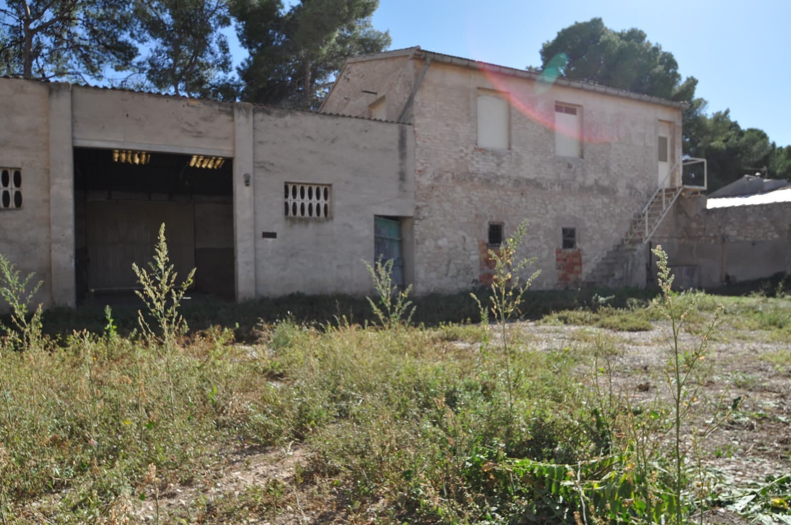 ¿Estás buscando la casa ideal en Pinoso? ¿O quizás te interesa un proyecto de inversión? ¡Esta propiedad ofrece una oportunidad fantástica! Con una superficie total de 500 m² en pleno corazón del encantador Pinoso, las posibilidades son infinitas. Actualmente, hay 240 m² de construcción existente , que anteriormente se utilizaban para albergar animales. Esto hace que la propiedad sea perfecta para remodelaciones como: Creando múltiples apartamentos modernos. Una espaciosa residencia privada con un gran jardín. Una mezcla de espacio residencial y comercial. ¿Por qué esta ubicación? Pinoso es conocido por su tranquilidad, su encanto auténtico y su excelente conectividad. Es ideal para quienes desean experimentar lo mejor de la vida española o buscan una inversión inteligente. ¡Aproveche esta oportunidad única y haga realidad sus sueños! Contáctenos hoy para obtener más información o programar una visita.