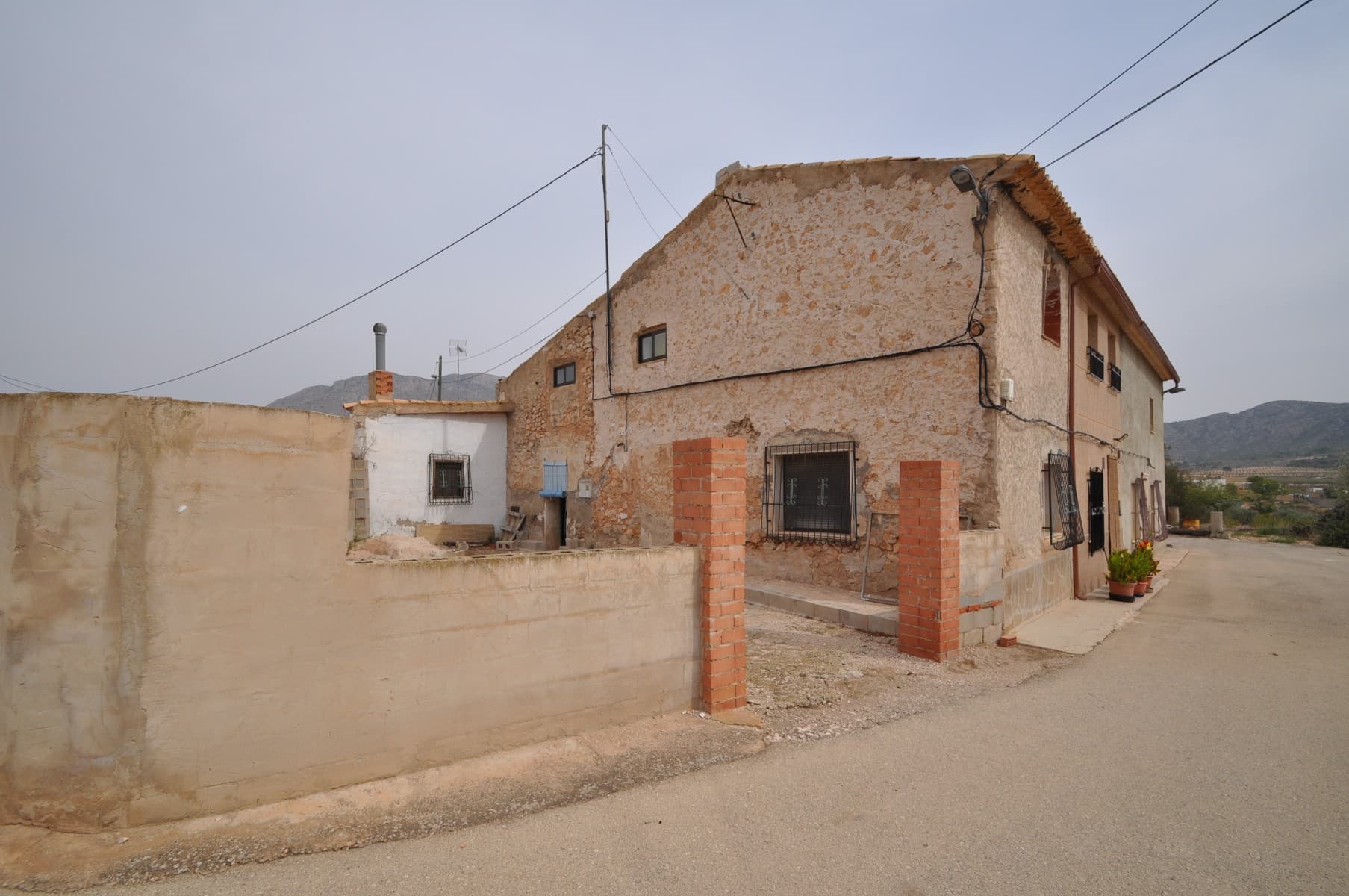 This house with patio and garden is located in the heart of a village in Abanilla. With beautiful views it consists of 4 bedrooms and a large living room with fireplace. The spacious kitchen connects to the interior patio. Spacious and practical at the same time, this house offers the comfort and calm of nature, ready to host a new life project.If you liked this property, do not hesitate to contact us to organize a visit, we will be happy to help you!