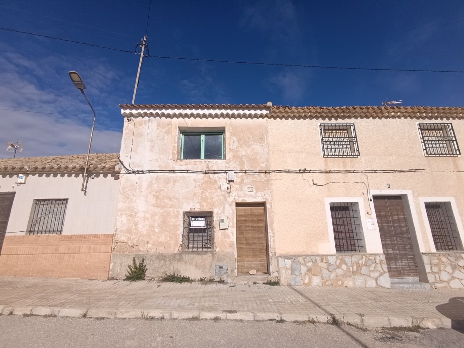 Ven a descubrir esta pequeña casa adosada para reformar en Raspay, rodeada de naturaleza y tranquilidad. Con 4 dormitorios distribuidos en dos plantas, una acogedora chimenea que calentará tu estancia en los meses más fríos del año. Esta casa esconde una sorpresa: una pequeña cueva que puede reformarse para convertirla en un espacio ideal para almacenamiento, un proyecto artístico o personal. También cuenta con una segunda parcela que podría convertirse en garaje, trastero o incluso una piscina. La casa necesita una reforma completa. Si te ha gustado esta propiedad no dudes en contactarnos para organizar una visita, estaremos encantados de ayudarte! Sobre la zona: Enclavada en el pintoresco pueblo de Raspay, la zona ofrece fácil aparcamiento, un tranquilo ambiente rural español y amplias oportunidades para practicar senderismo y relajarse. No deje pasar la oportunidad de adquirir un trocito de paraíso a un precio muy atractivo. Sobre nosotros: Contamos con una amplia cartera de propiedades en la Costa Blanca y la Costa Cálida, especializándonos en fincas, villas, fincas, terrenos edificables y opciones de diseño y construcción en las regiones de Alicante y Murcia, con especial énfasis en Elda, Monóvar, Pinoso, Sax, Villena, Aspe, Fortuna, Albacete y muchas otras zonas de los alrededores. Llevamos establecidos desde 2004 y nuestro equipo cuenta con décadas de experiencia para ayudarle a encontrar y asegurar la casa de sus sueños. Le acompañamos en cada paso del proceso para garantizar que su compra en España sea segura y sin complicaciones. No estamos aquí para venderle una propiedad, sino para ayudarle a hacer realidad su sueño y encontrar la propiedad perfecta para usted. Con nosotros, está en las mejores manos. Contáctenos ahora para hablar sin compromiso sobre cómo usted también puede hacer realidad sus sueños.