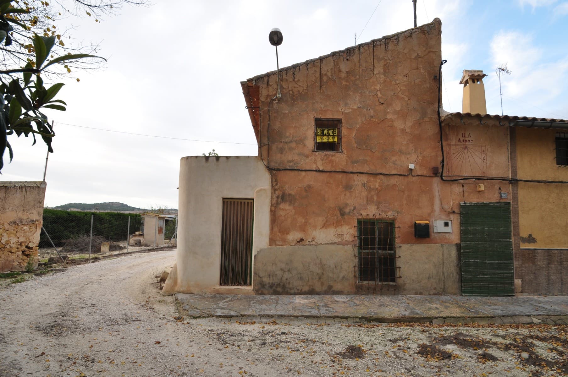 Descubre esta encantadora casa en una pequeña aldea cerca de Pinoso. Cuenta con una parcela de 200m² donde podrás cultivar o crear un nuevo espacio al aire libre. La casa de 2 plantas cuenta con 6 habitaciones distribuidas entre ambos niveles, así como dos pequeñas terrazas anexas a las 2 habitaciones superiores. Con mucho espacio de almacenamiento, esta casa adosada ofrece la oportunidad de iniciar nuevos proyectos rodeados de tranquilidad y naturaleza. Si te ha gustado esta propiedad no dudes en contactarnos para organizar una visita, estaremos encantados de ayudarte!
