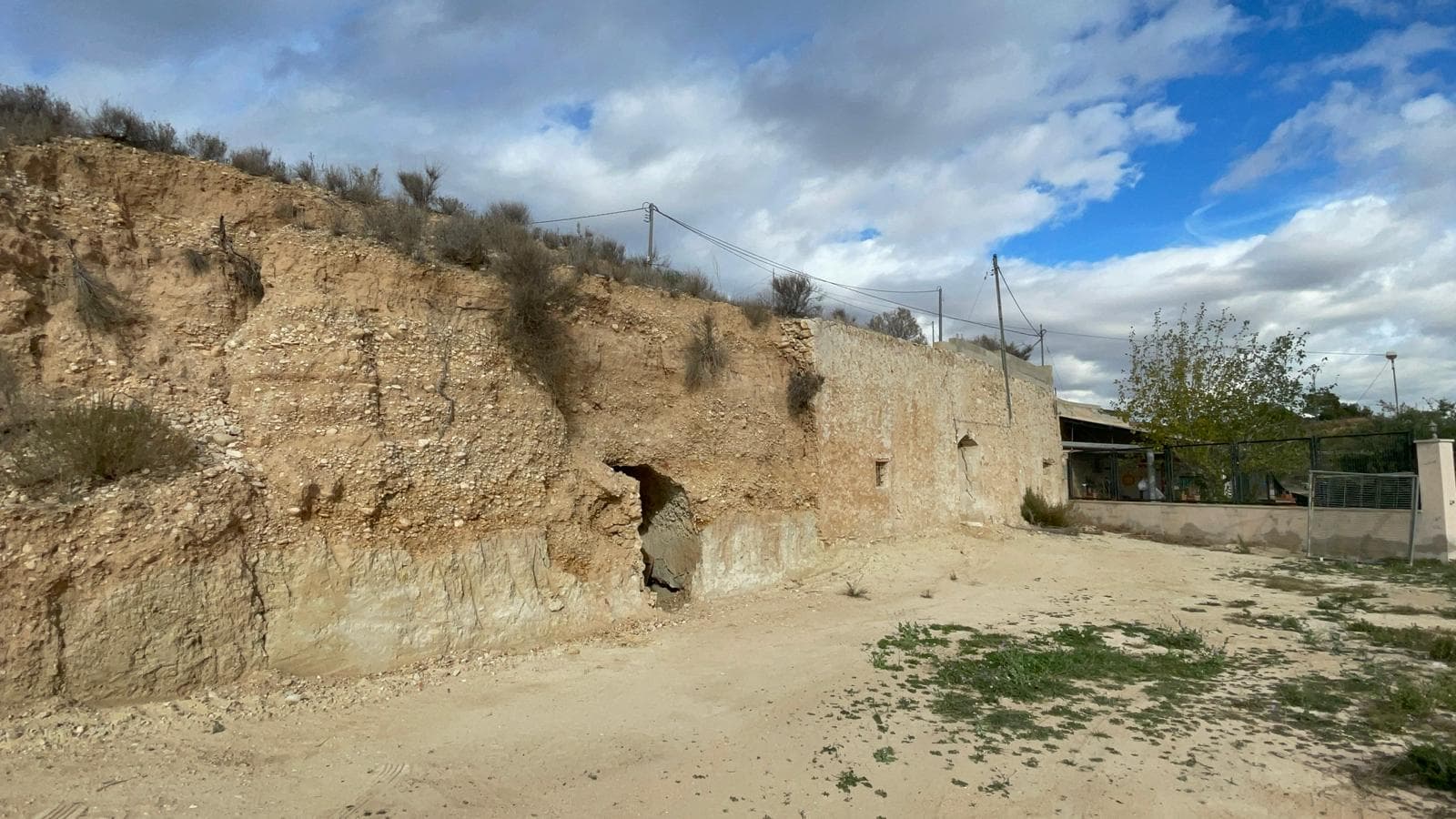 This unique property near El Tollé, Abanilla, offers 7,751 m² of land and multiple cave structures ready for renovation. With easy access from a paved road leading to a shared dirt path, this property combines convenience with a sense of seclusion.The land includes 25 olive trees, adding character and potential to the property, as well as the possibility to install water and electricity, making it a practical choice for a wide range of projects.The stunning views and expansive space make it an excellent opportunity to create something truly special, whether you're planning a personal retreat, a family home, or a unique investment.If you liked this property, do not hesitate to contact us to organize a visit, we will be happy to help you!
