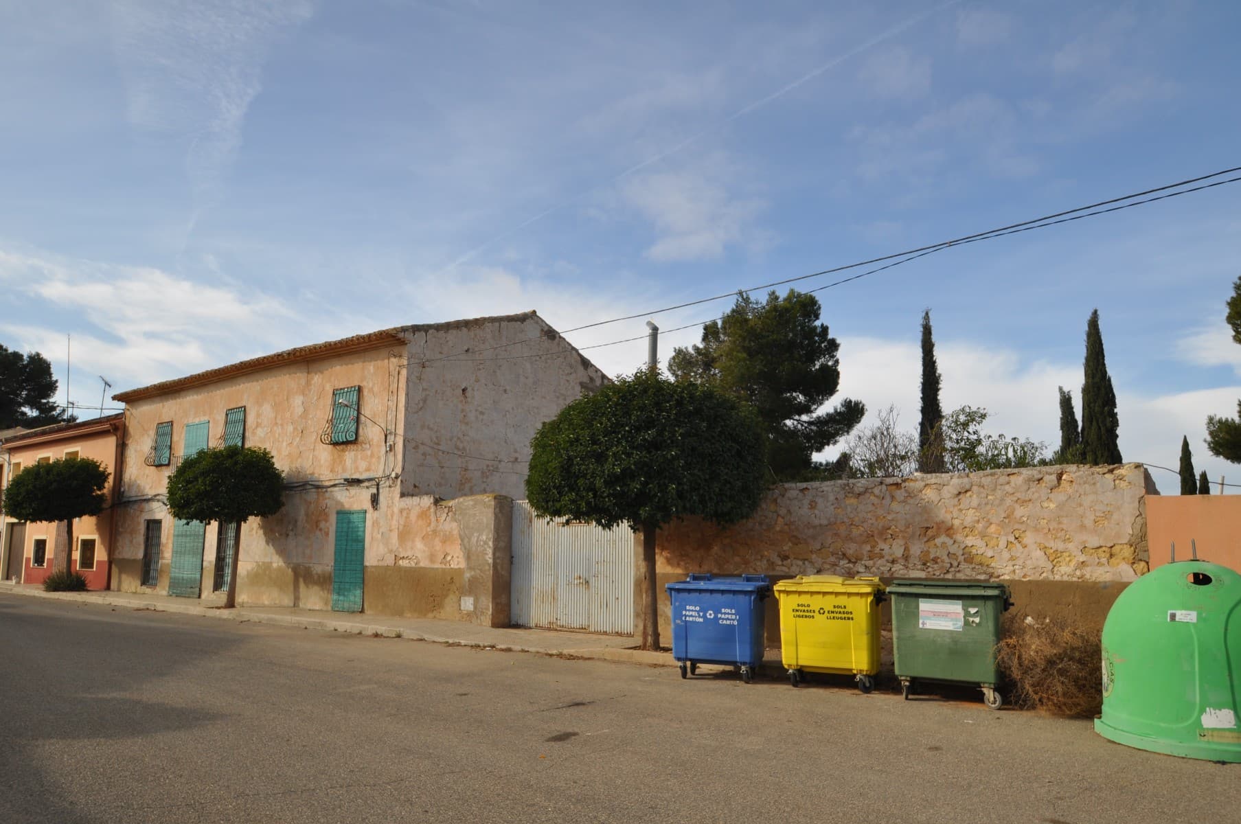 Descubra esta espaciosa casa adosada con un potencial único en Rodriguillo, a solo 3 minutos en automóvil de la vibrante ciudad de Pinoso, ubicada en una ubicación tranquila con un bar y un hotel cercanos, esta propiedad ofrece una combinación de comodidad y conveniencia y posibilidades emocionantes. Esta hermosa casa construida en 1900 tiene un amplio espacio con 7 habitaciones que brindan mucho espacio para invitados familiares o uso creativo como una oficina en casa o un estudio, acogedoras áreas de estar con dos chimeneas que crean espacios atractivos perfectos para relajarse durante los meses más fríos, estilo de vida al aire libre con una gran piscina y un amplio jardín ideal para el entretenimiento, la jardinería o simplemente relajarse, diseño flexible con múltiples puntos de entrada que incluyen dos puertas de entrada, una puerta de garaje que conduce al jardín y una entrada trasera que garantiza un acceso práctico y privacidad, un edificio adicional en la propiedad agrega un potencial significativo ya sea que imagine alojamiento para invitados, un taller o espacio habitable adicional. Esta propiedad es perfecta para aquellos que buscan una casa espaciosa con comodidades al aire libre y la oportunidad de personalizar su ubicación combina la tranquilidad de un pequeño pueblo con fácil acceso a Pinoso. Si te ha gustado esta propiedad no dudes en contactarnos para organizar una visita, estaremos encantados de ayudarte!