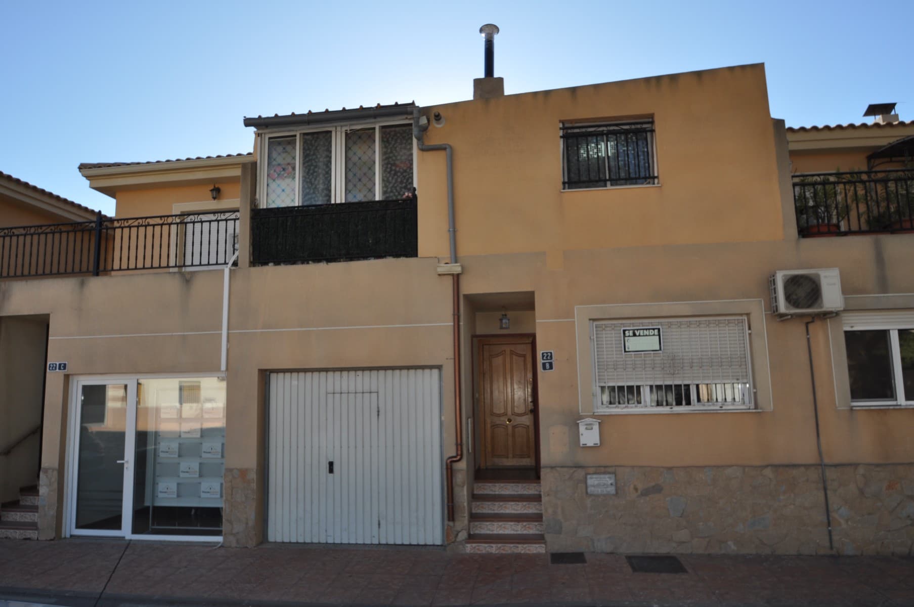 Descubra esta versátil casa adosada de dos pisos ubicada en el encantador pueblo de Pinoso, una comunidad acogedora con todo lo que necesita. Disfrute de la comodidad de más de 50 bares y restaurantes, cinco supermercados y un ambiente tranquilo cerca de las montañas. Esta propiedad está cuidadosamente dividida en dos apartamentos separados, lo que la hace ideal para familias extensas o para alquilar. Con seis habitaciones y tres baños, hay mucho espacio para la comodidad y la privacidad. La casa también cuenta con un patio interior privado, perfecto para relajarse o entretenerse, y un garaje para estacionamiento seguro y almacenamiento adicional. Ya sea que esté buscando una casa familiar, una propiedad de inversión o una combinación de ambas, esta casa adosada ofrece flexibilidad y una ubicación fantástica. Si te ha gustado esta propiedad no dudes en contactarnos para organizar una visita, estaremos encantados de ayudarte!