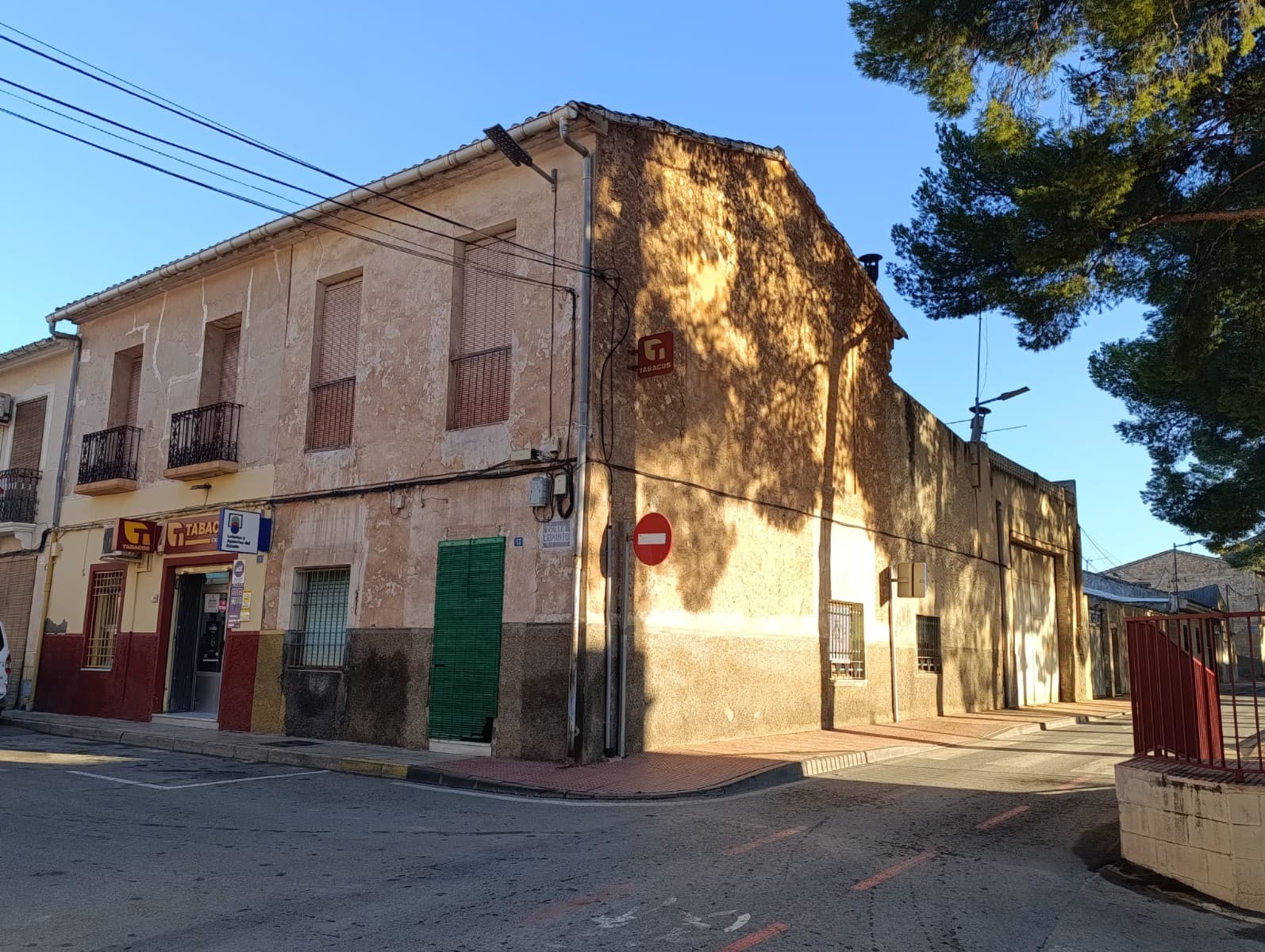 Esta casa adosada de tamaño generoso en Pinoso ofrece una excelente combinación de espacio, comodidad y conveniencia. Ubicada a solo unos pasos del centro de la ciudad, encontrará supermercados, tiendas y otros servicios locales justo en la puerta de su casa. La propiedad cuenta con 5 dormitorios, lo que proporciona mucho espacio para la familia, invitados o incluso para una oficina en casa. El segundo piso cuenta con un gran espacio abierto que conecta los dormitorios y una terraza. Este espacio versátil se puede transformar para adaptarse a sus necesidades, ya sea como una segunda sala de estar, una sala de juegos o un área de relajación. Una característica destacada de esta casa es el espacioso garaje, perfecto para estacionamiento, almacenamiento o incluso un taller. Esta casa adosada ofrece un potencial increíble para crear una casa adaptada a su estilo de vida, en una ubicación que combina el encanto de Pinoso con la comodidad cotidiana.