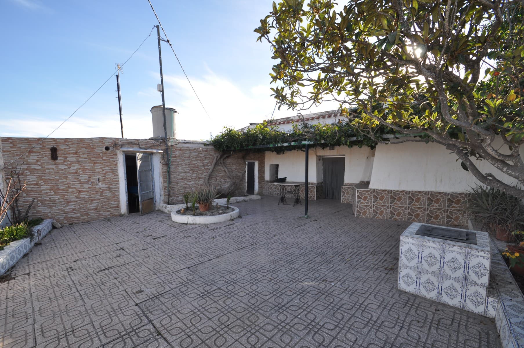 Descubra el atractivo único de esta espaciosa casa cueva ubicada a las afueras de Pinoso. Ubicada en una parcela vallada de casi 670 m², esta propiedad ofrece privacidad, comodidad y excelentes espacios al aire libre. En el interior, encontrará cuatro dormitorios y dos baños, además de una acogedora sala de estar con chimenea, perfecta para disfrutar de la comodidad durante todo el año. La casa también incluye un hermoso patio con espacio para un pequeño jardín, ideal para relajarse al aire libre. Un segundo patio, conectado al garaje, cuenta con una zona de barbacoa incorporada, lo que lo convierte en un lugar ideal para recibir invitados. Además, hay una cochera para estacionamiento adicional. La propiedad disfruta de maravillosas vistas, lo que aumenta su encanto. Si te ha gustado esta propiedad no dudes en contactarnos para organizar una visita, estaremos encantados de ayudarte!